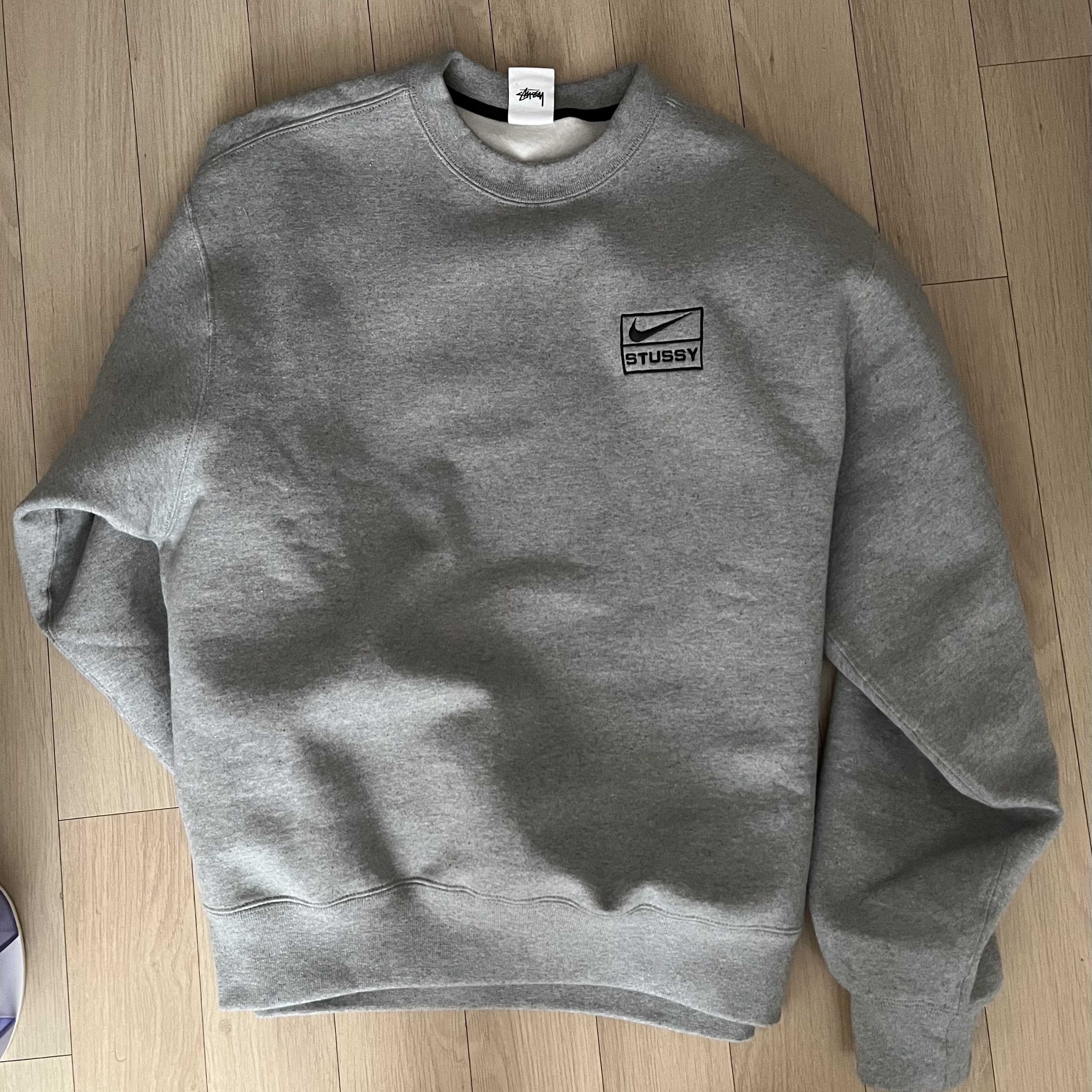 Nike x Stussy NRG Fleece Crewneck Dark Grey Heather (DO9337-063) 착용 스타일