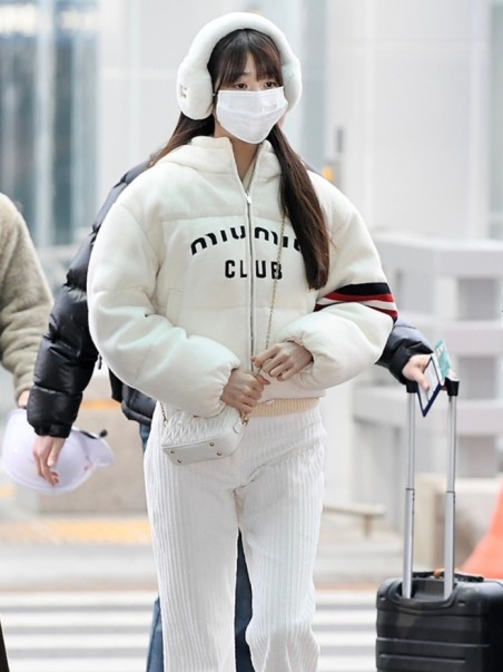 (W) Miu Miu Cropped Cashmere Down Jacket White 착용 스타일 - 3