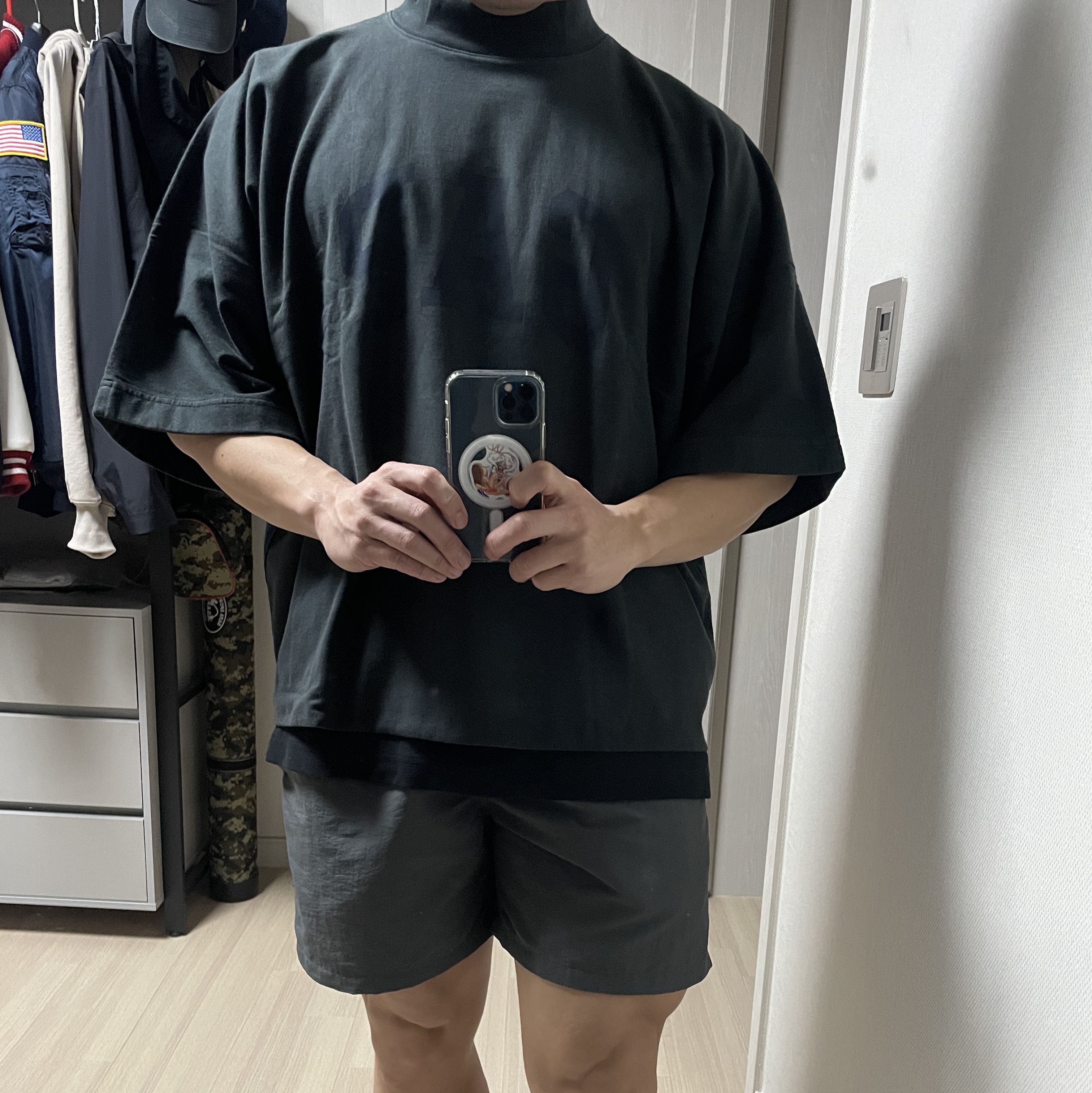 Yeezy Gap Engineered By Balenciaga Dove No Seam T-Shirt Black 착용 스타일