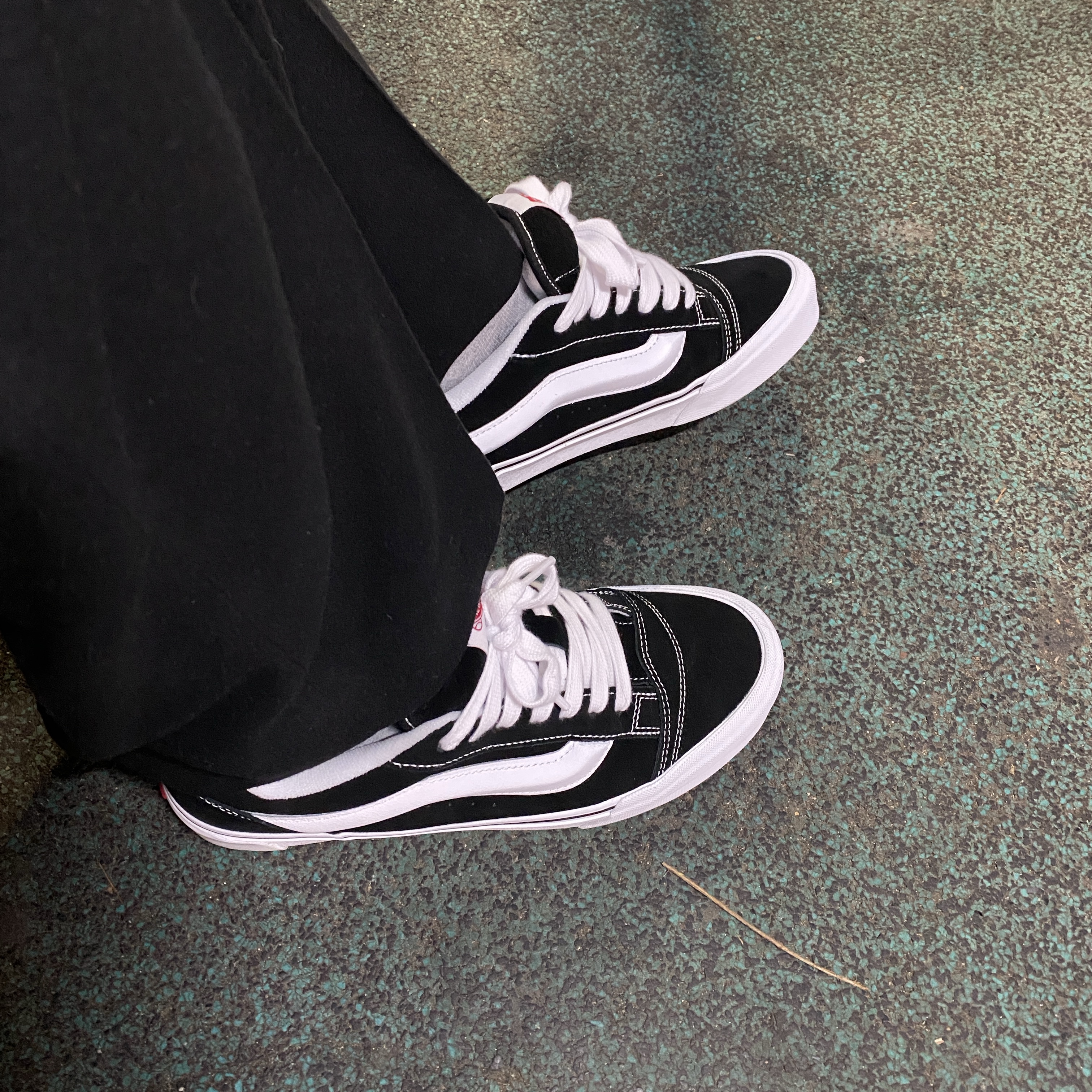 Vans Knu-Skool Black True White 착용 스타일 - 1