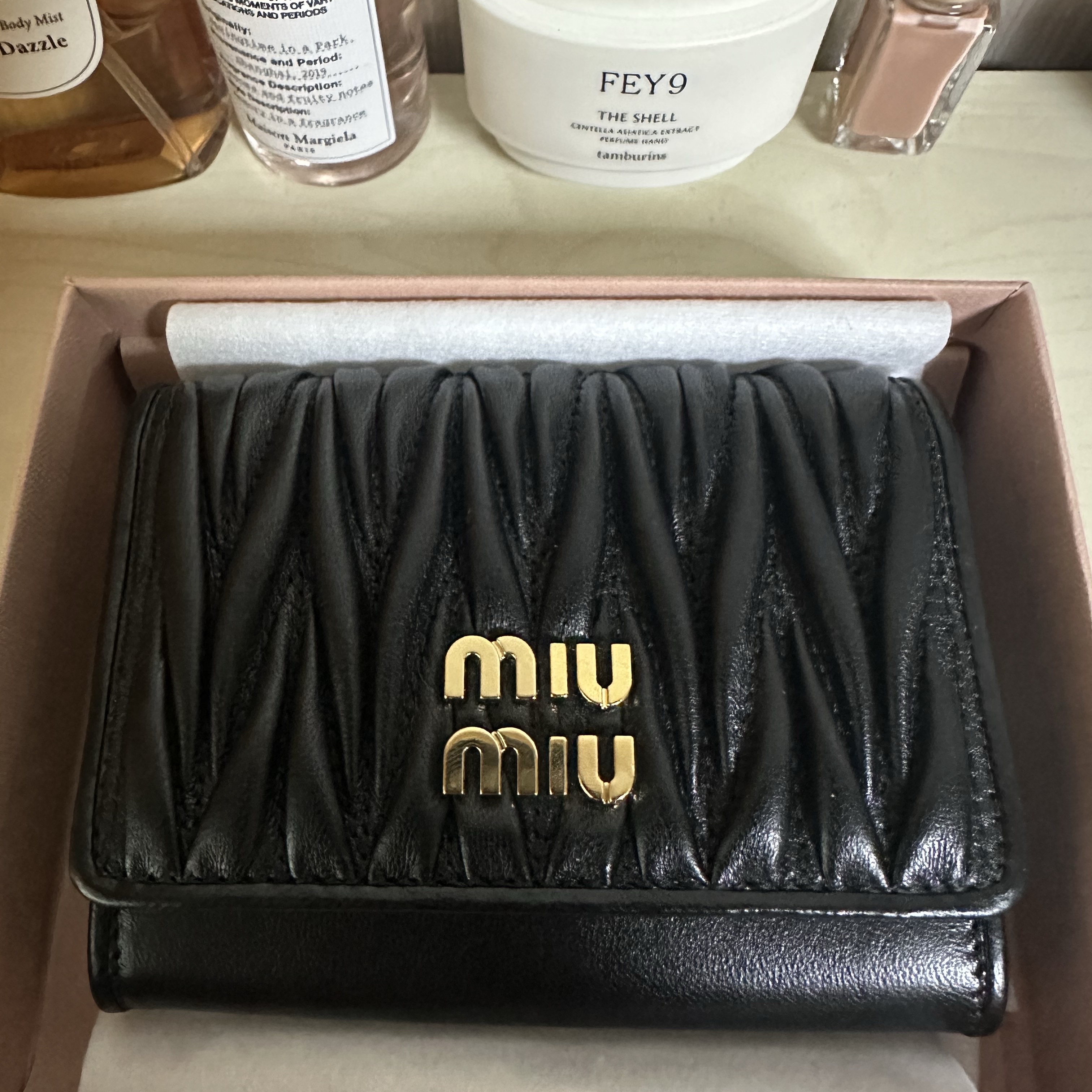 Miu Miu Matelasse Nappa Leather Card Holder Black 착용 스타일 - 2