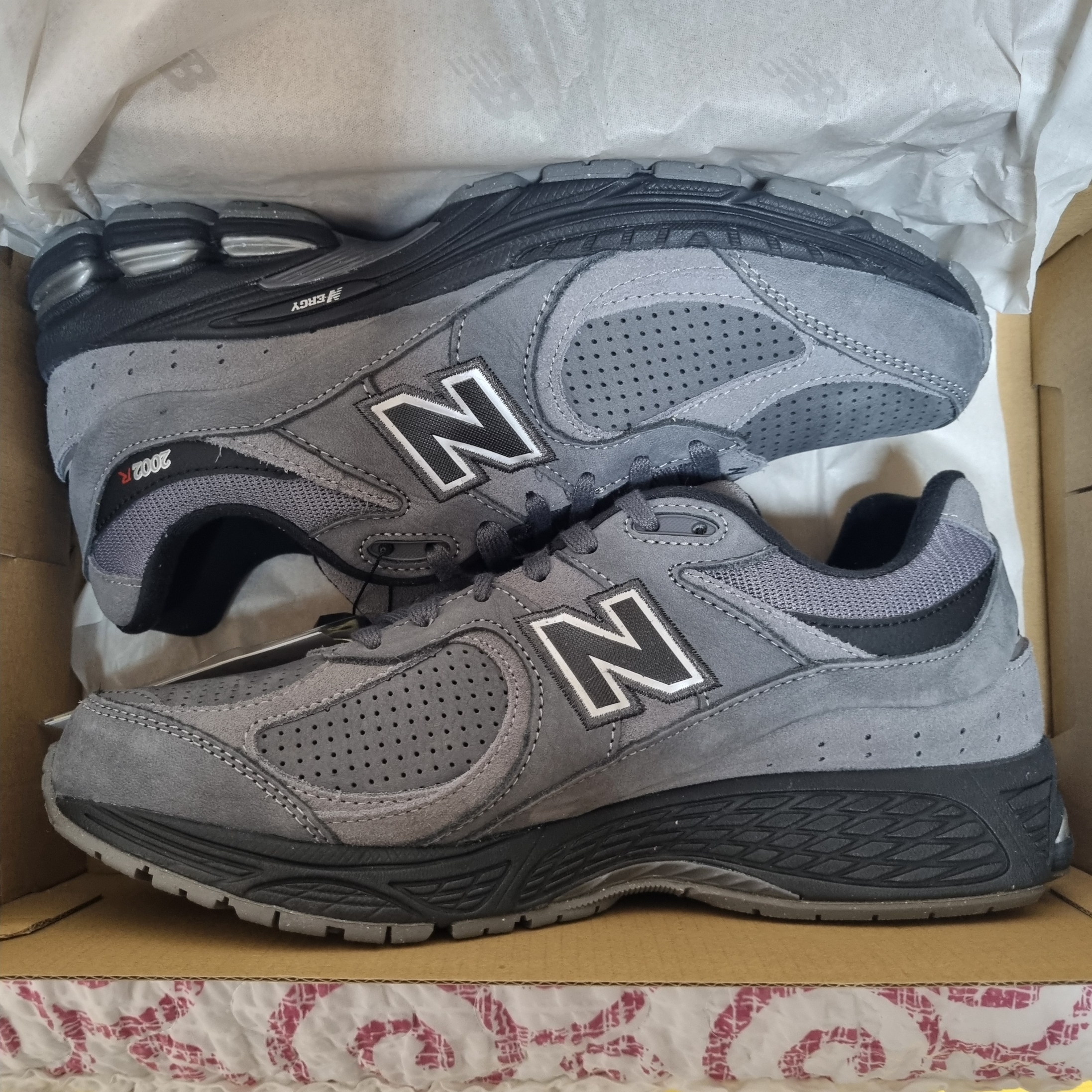 New Balance 2002R Dark Grey 착용 스타일