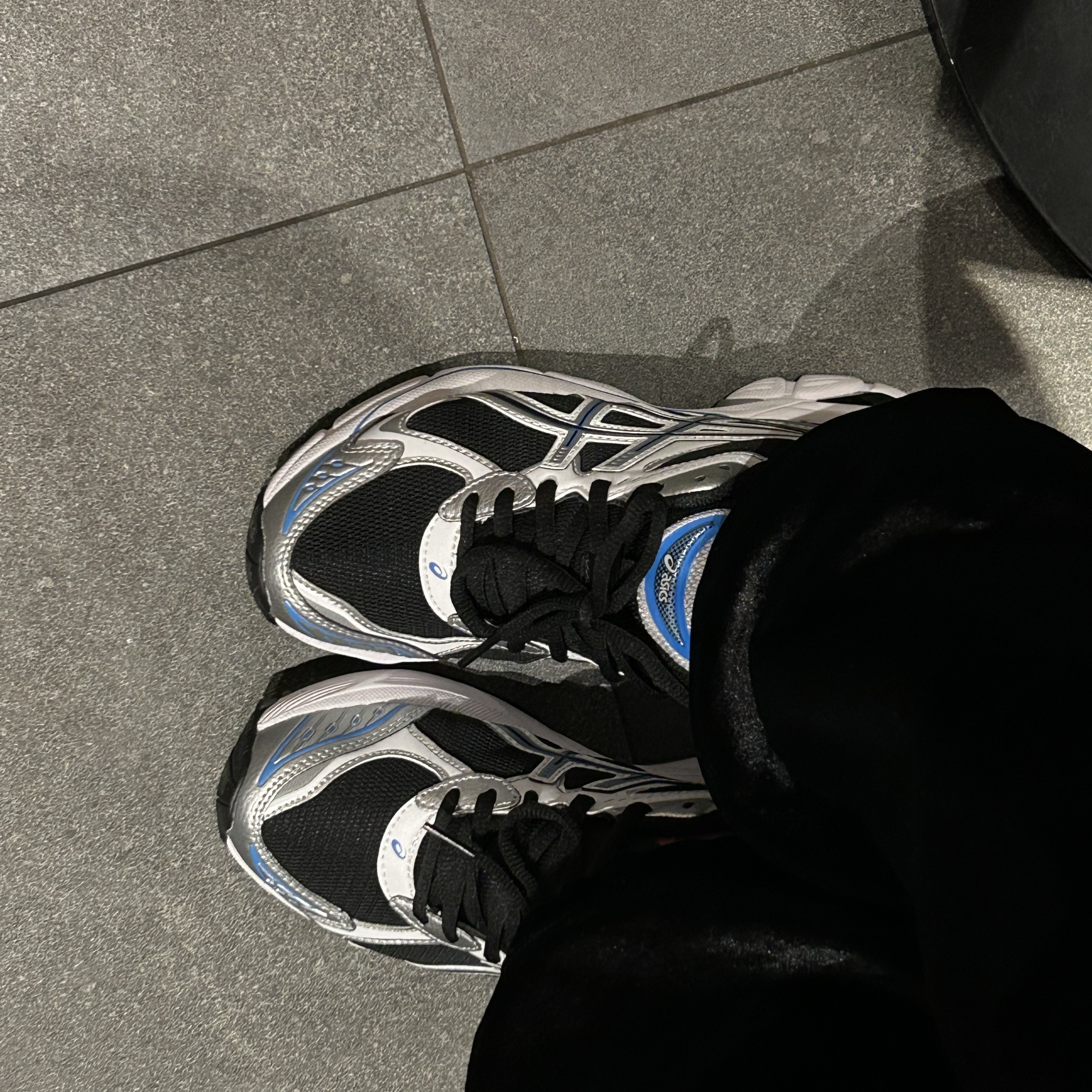 Asics GT-2160 Black Pure Silver 착용 스타일 - 1