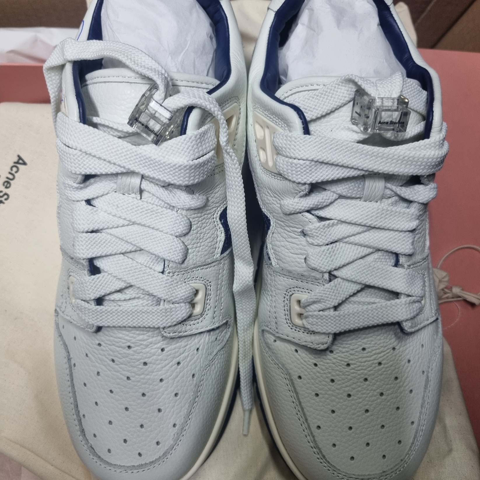 (W) Acne Studios Low Top Sneakers White Blue 착용 스타일 - 7