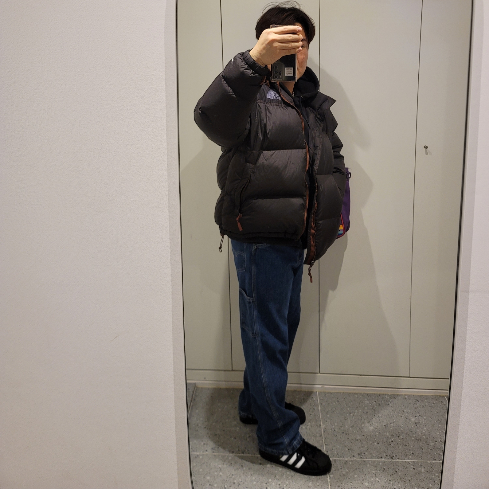 아디다스 슈퍼스타 코어 블랙 화이트, 칼하트 루즈핏 미드웨이트 레귤러 로고 슬리브 그래픽 후드 블랙 착용 스타일 - 1