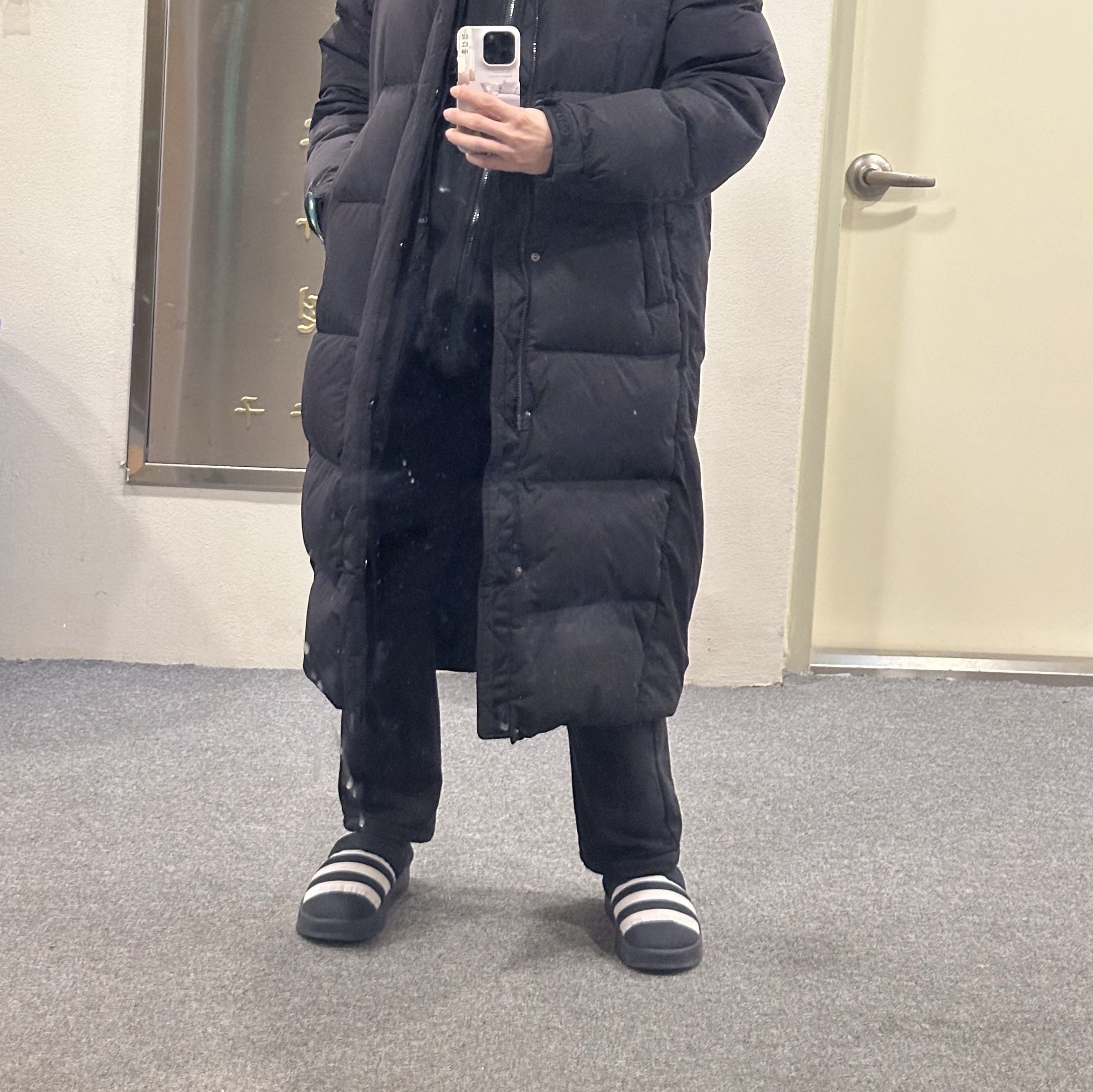Adidas Puffylette Core Black 착용 스타일