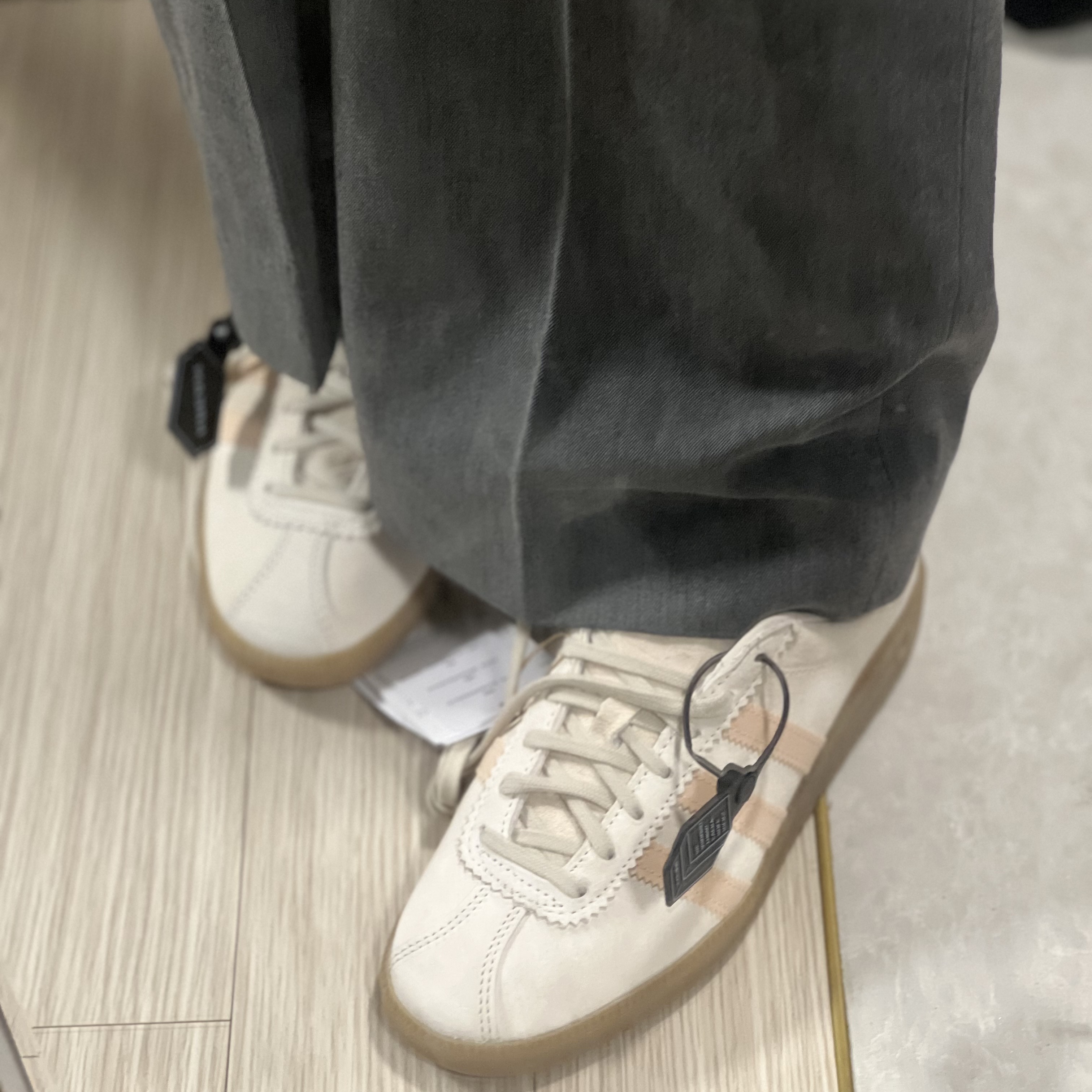 Adidas Bermuda Wonder White 착용 스타일 - 2