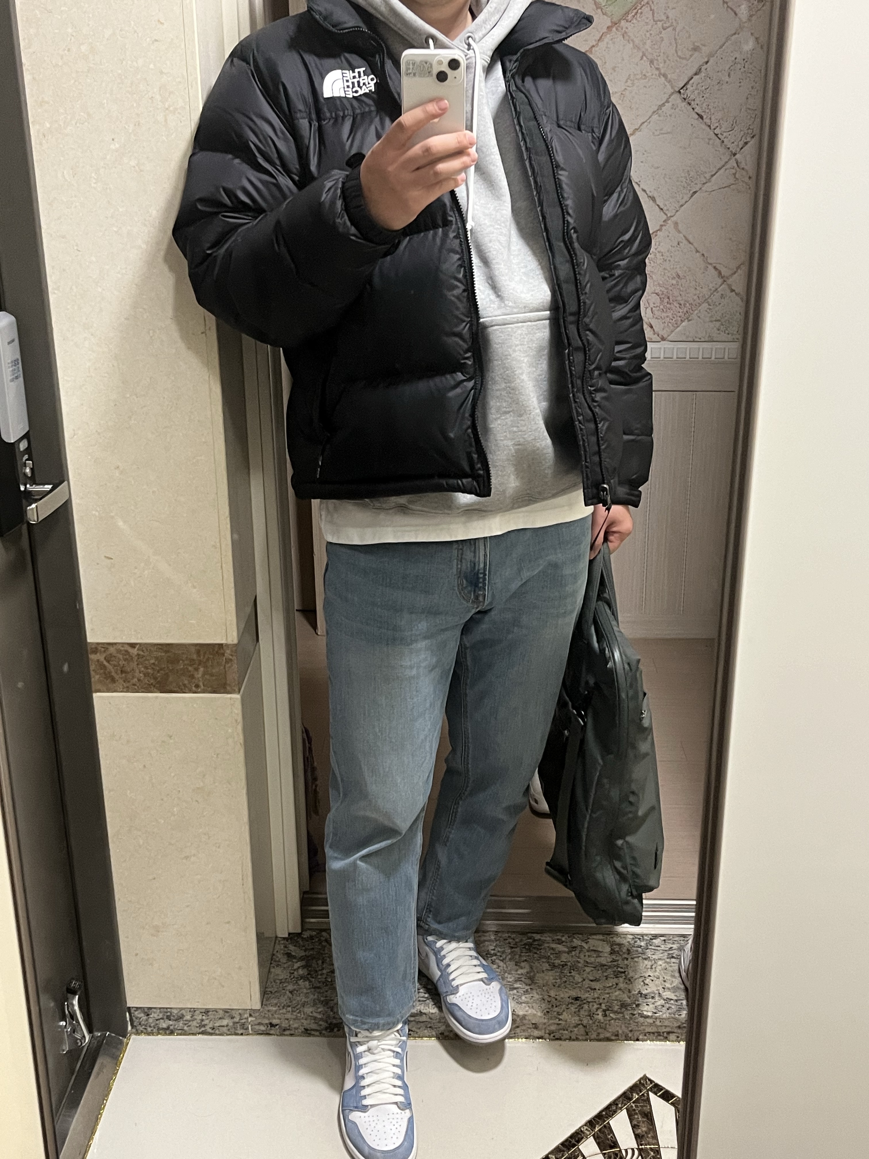 The North Face 1996 Eco Nuptse Jacket Black, Jordan 1 Retro High OG Hyper Royal 착용 스타일