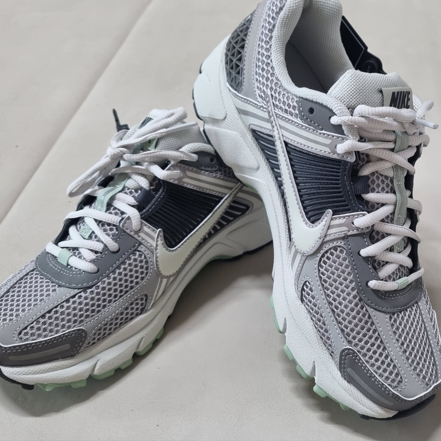 (W) Nike Zoom Vomero 5 Cobblestone and Flat Pewter 착용 스타일