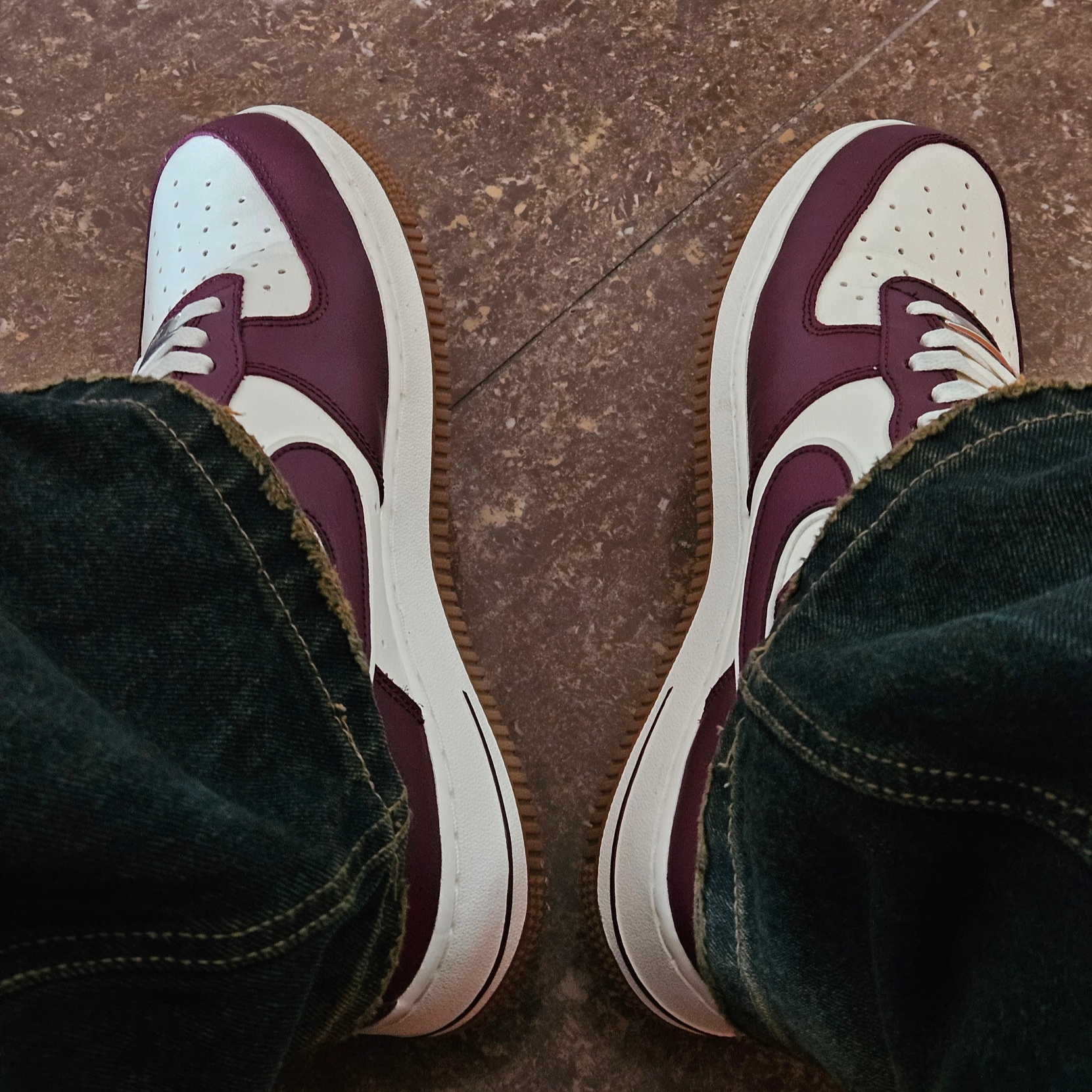 Nike Air Force 1 '07 LV8 Night Maroon 착용 스타일