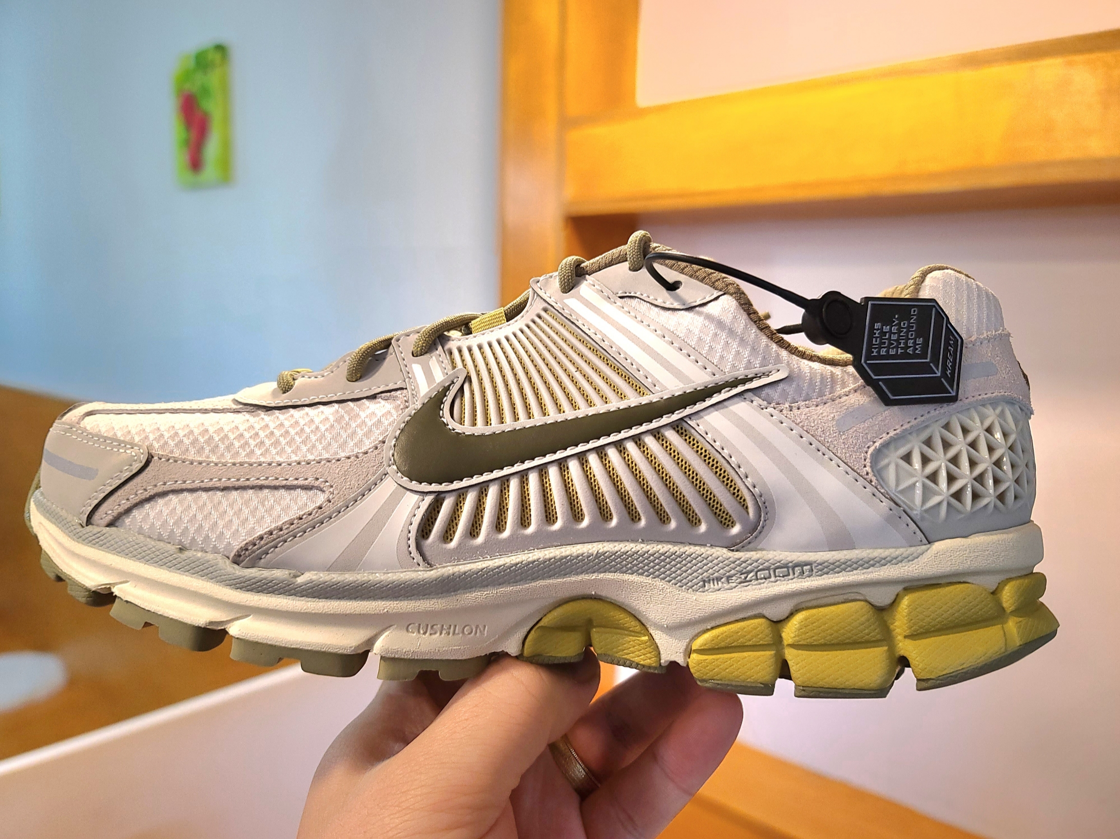 Nike Zoom Vomero 5 Light Bone and Phantom 착용 스타일 - 2