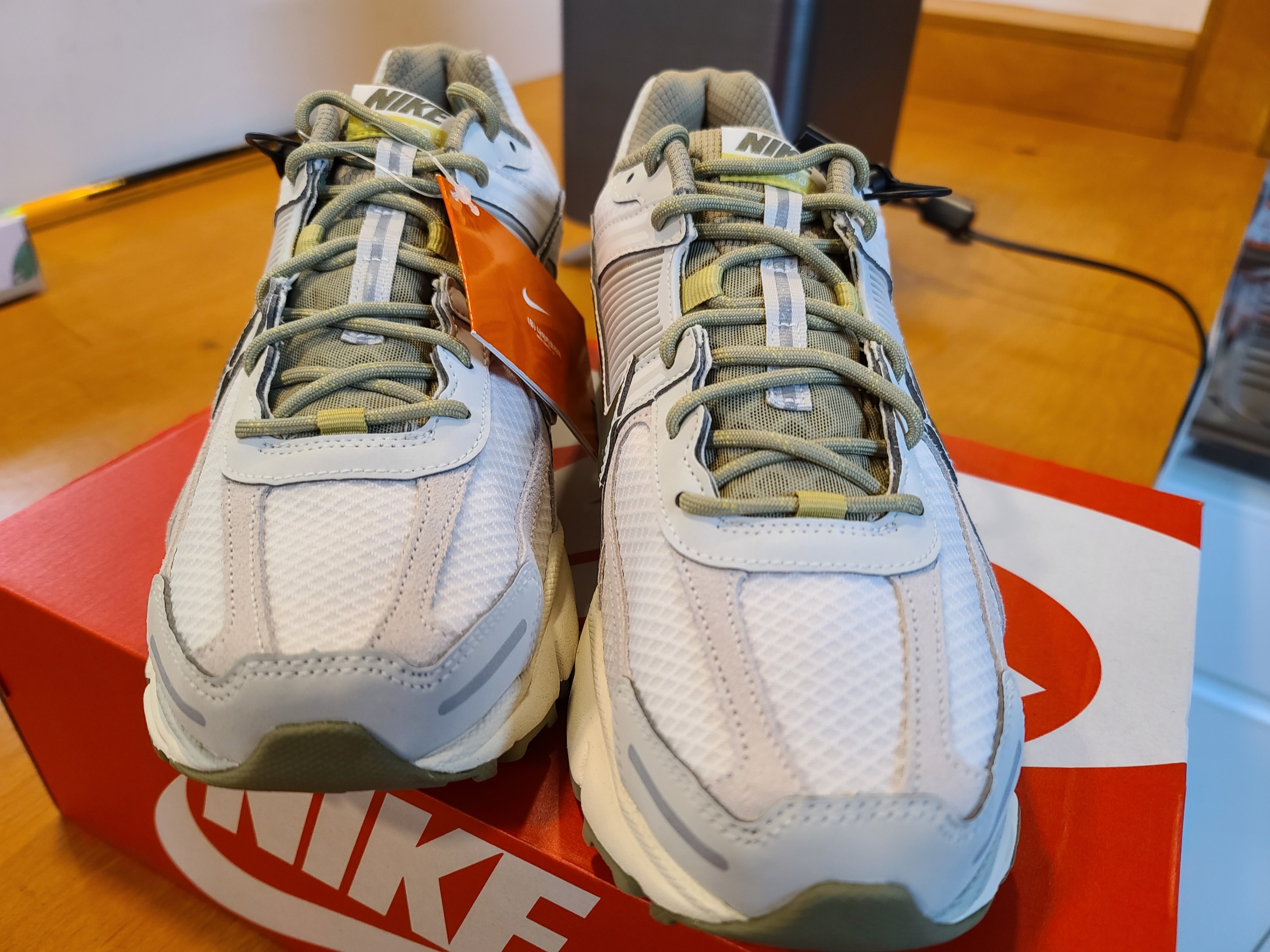Nike Zoom Vomero 5 Light Bone and Phantom 착용 스타일 - 3