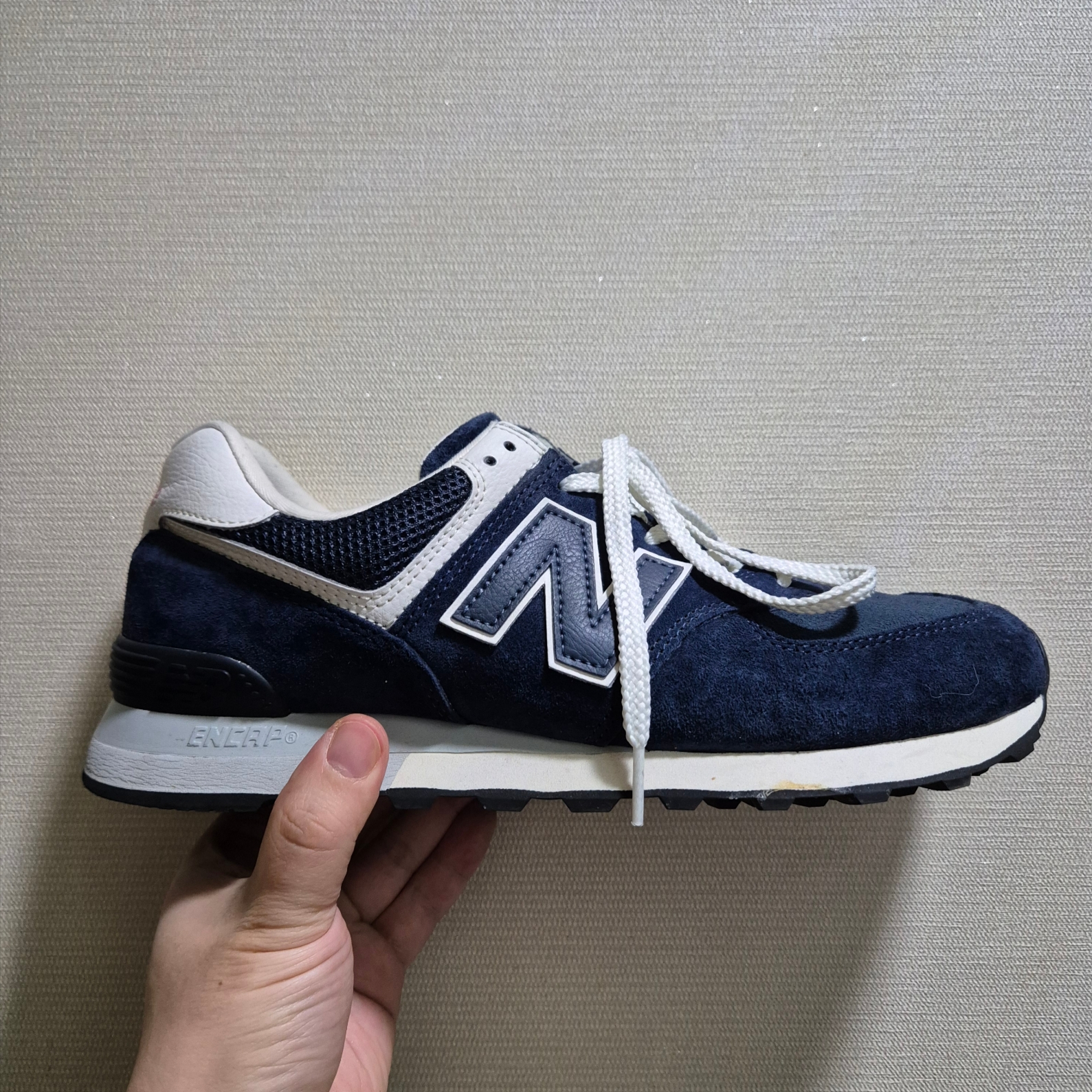 New Balance 574 Navy White 착용 스타일