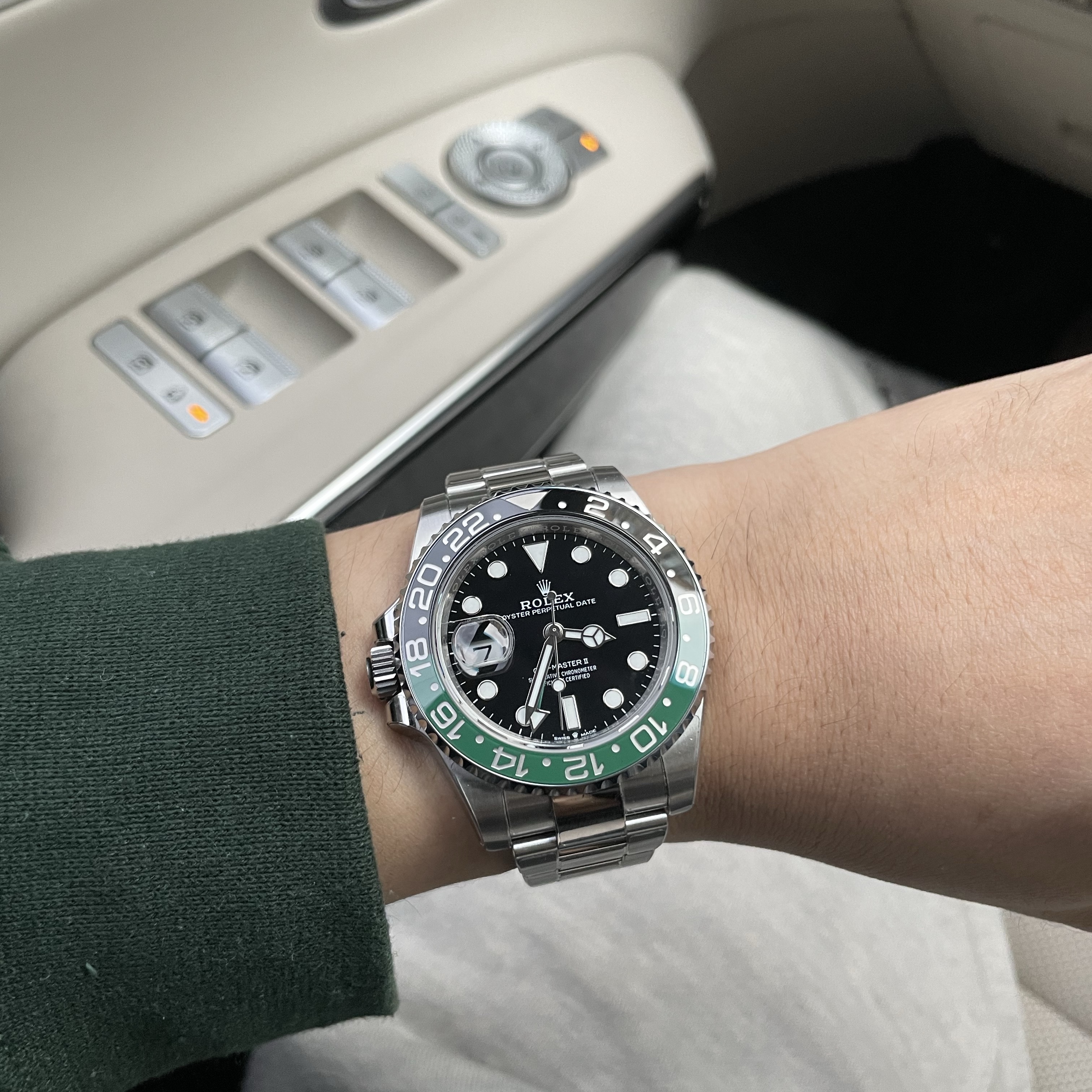 Rolex GMT-Master II 40mm 126720VTNR Black Oyster 착용 스타일