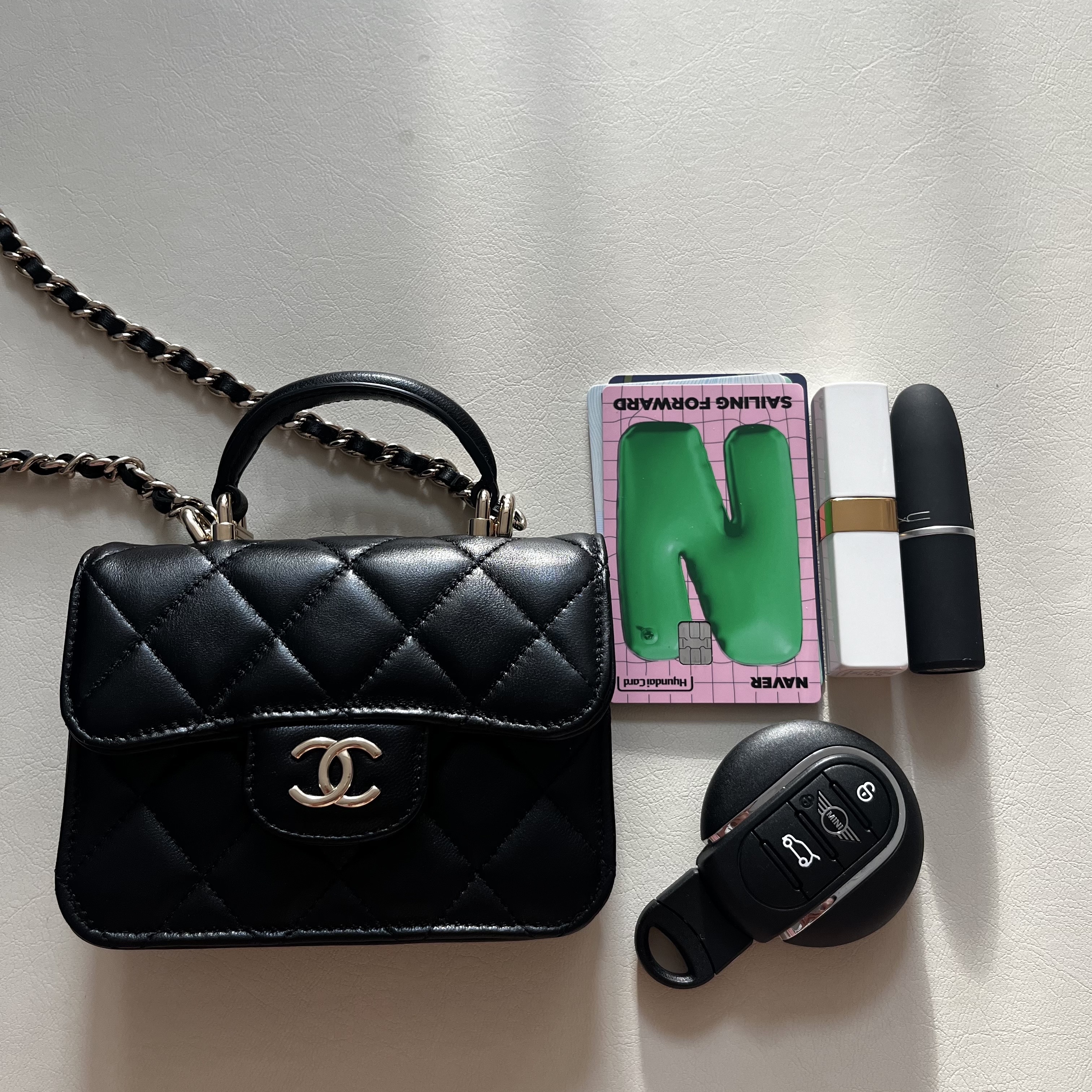 Chanel Flap Coin Purse with Chain Lambskin & Gold Black, Chanel Flap Coin Purse with Chain Lambskin & Gold Black 착용 스타일 - 3