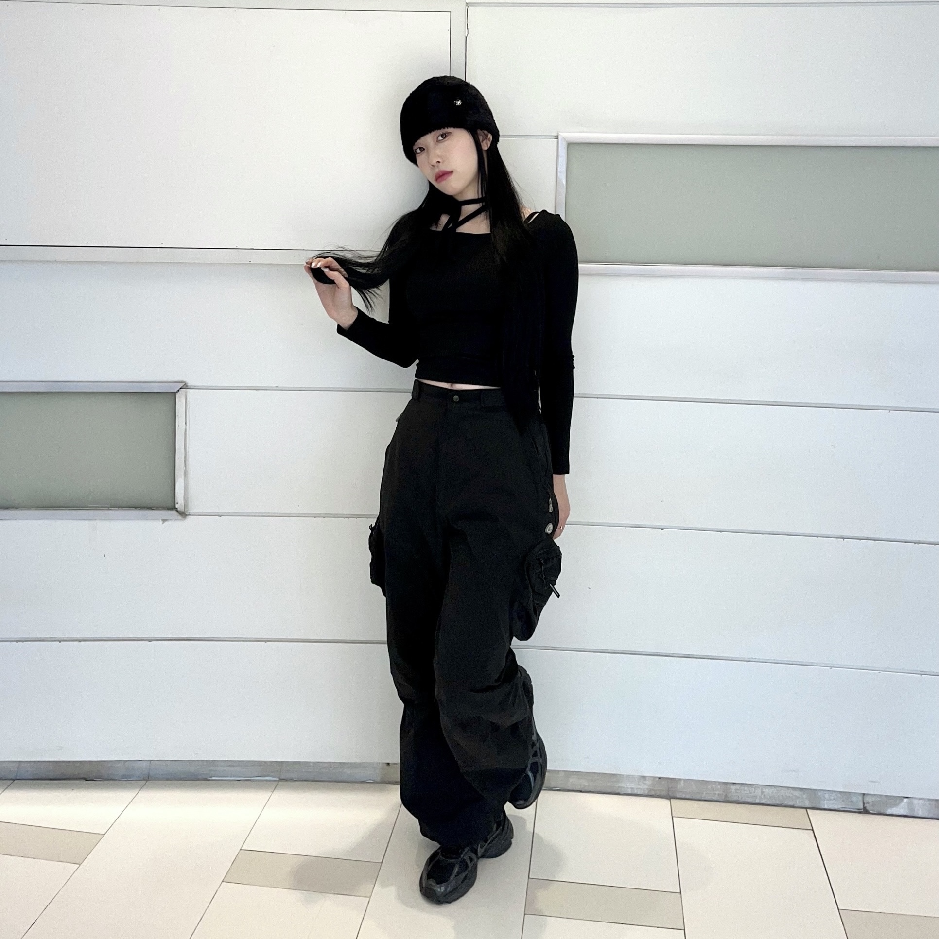 Nike V2K Run Black Anthracite 착용 스타일 - 2