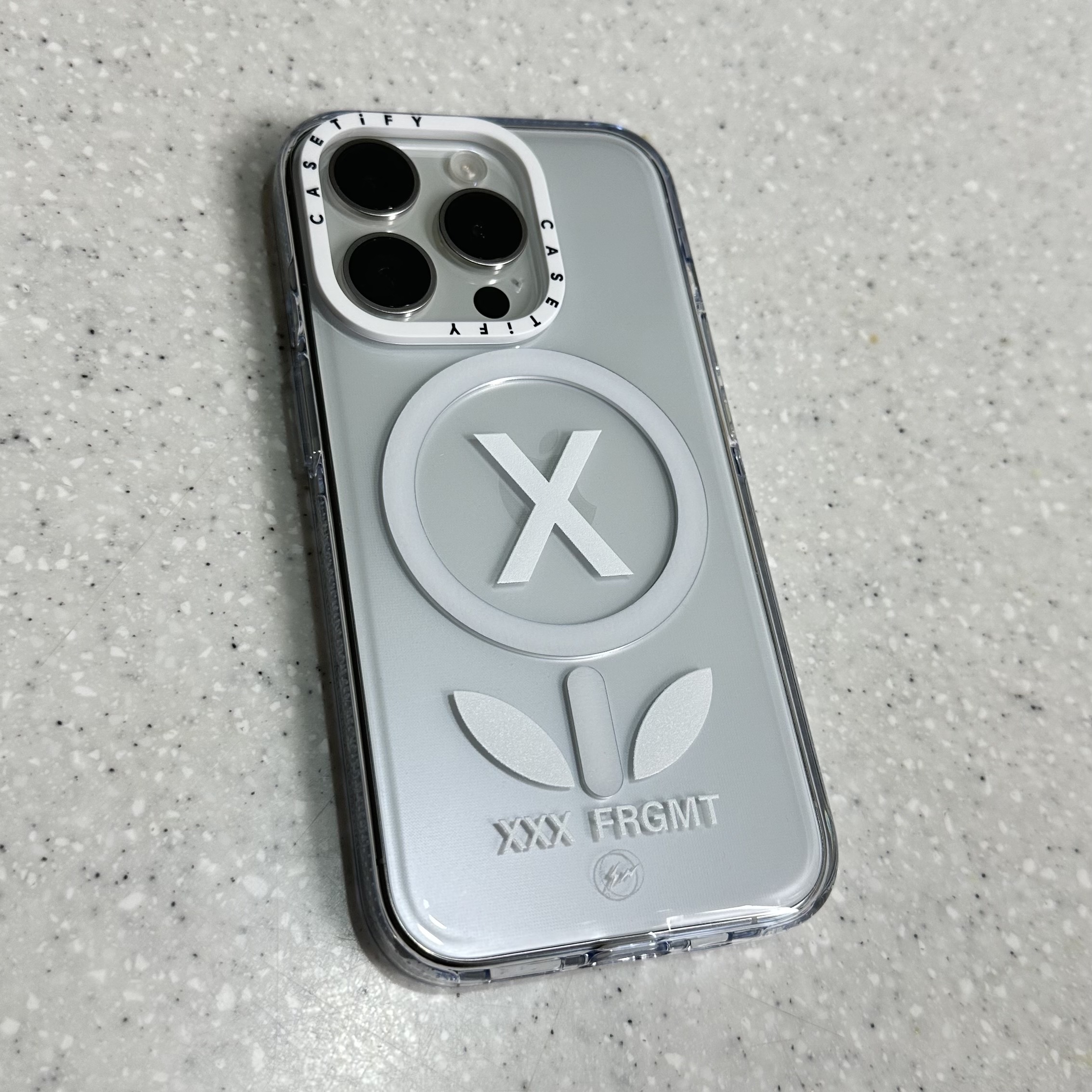 Casetify x Fragment x God Selection XXX Flower White iphone Magsafe Case Clear White Camera Ring 착용 스타일