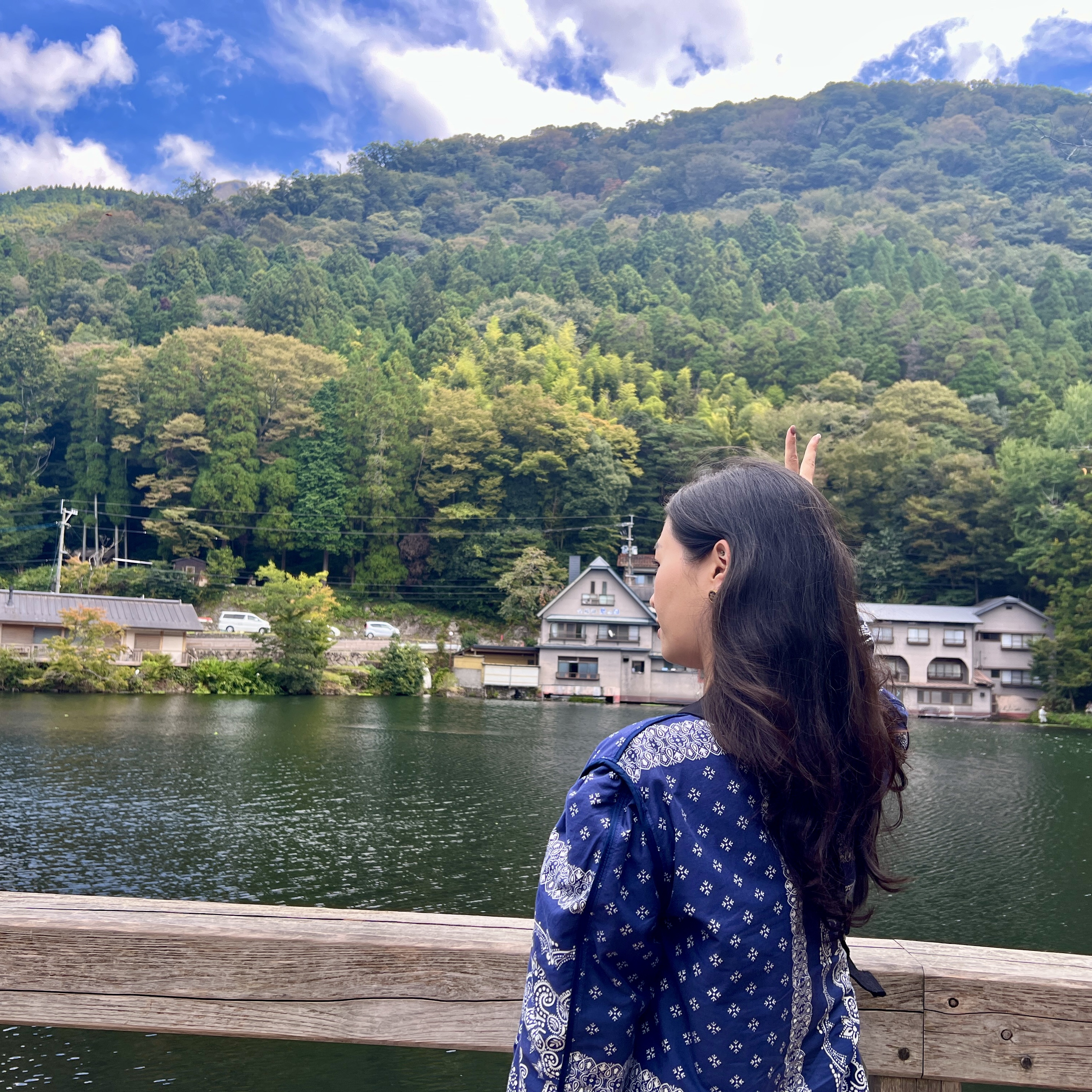 (W) Miu Miu Enameled Metal Earrings Black 착용 스타일