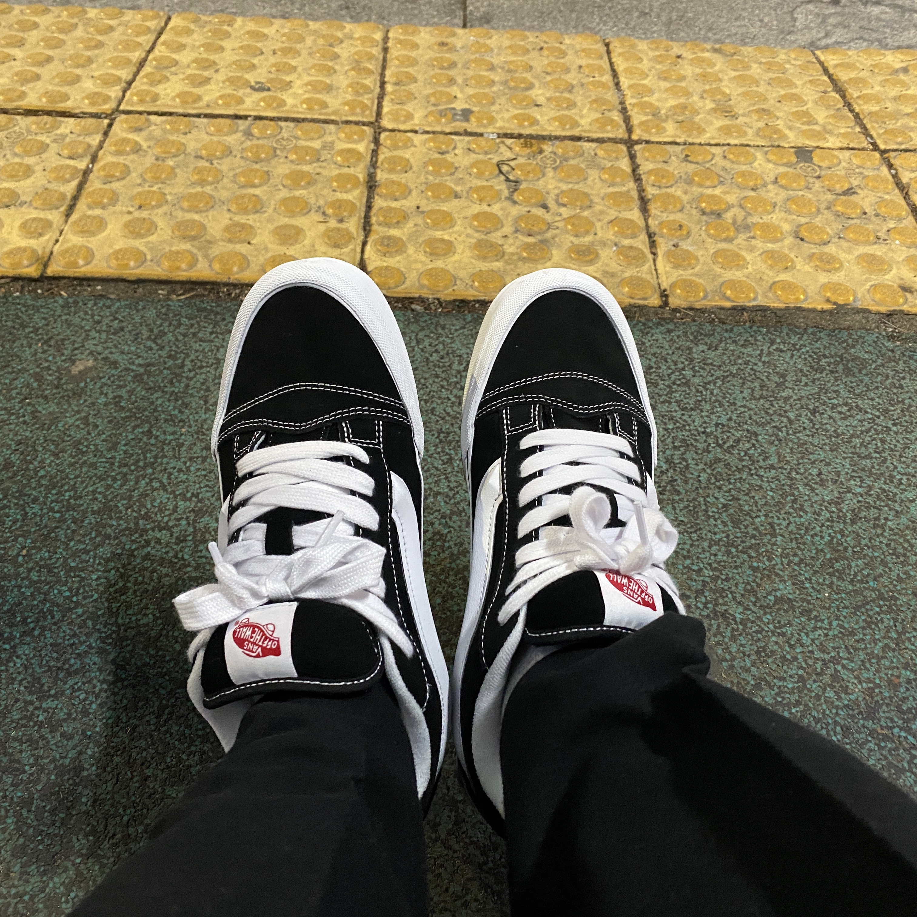 Vans Knu-Skool Black True White 착용 스타일 - 2