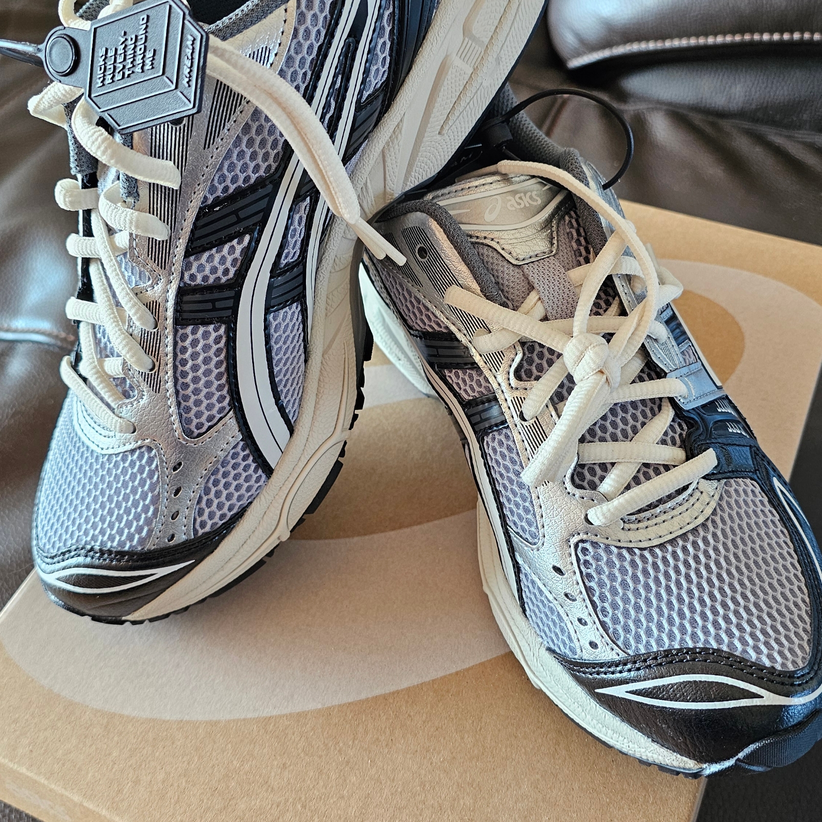 Asics Gel-Kayano 14 Black Glacier Grey 착용 스타일