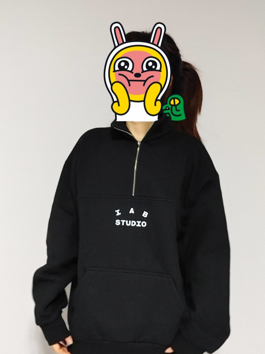 IAB Studio Half Zip-Up Black White 착용 스타일