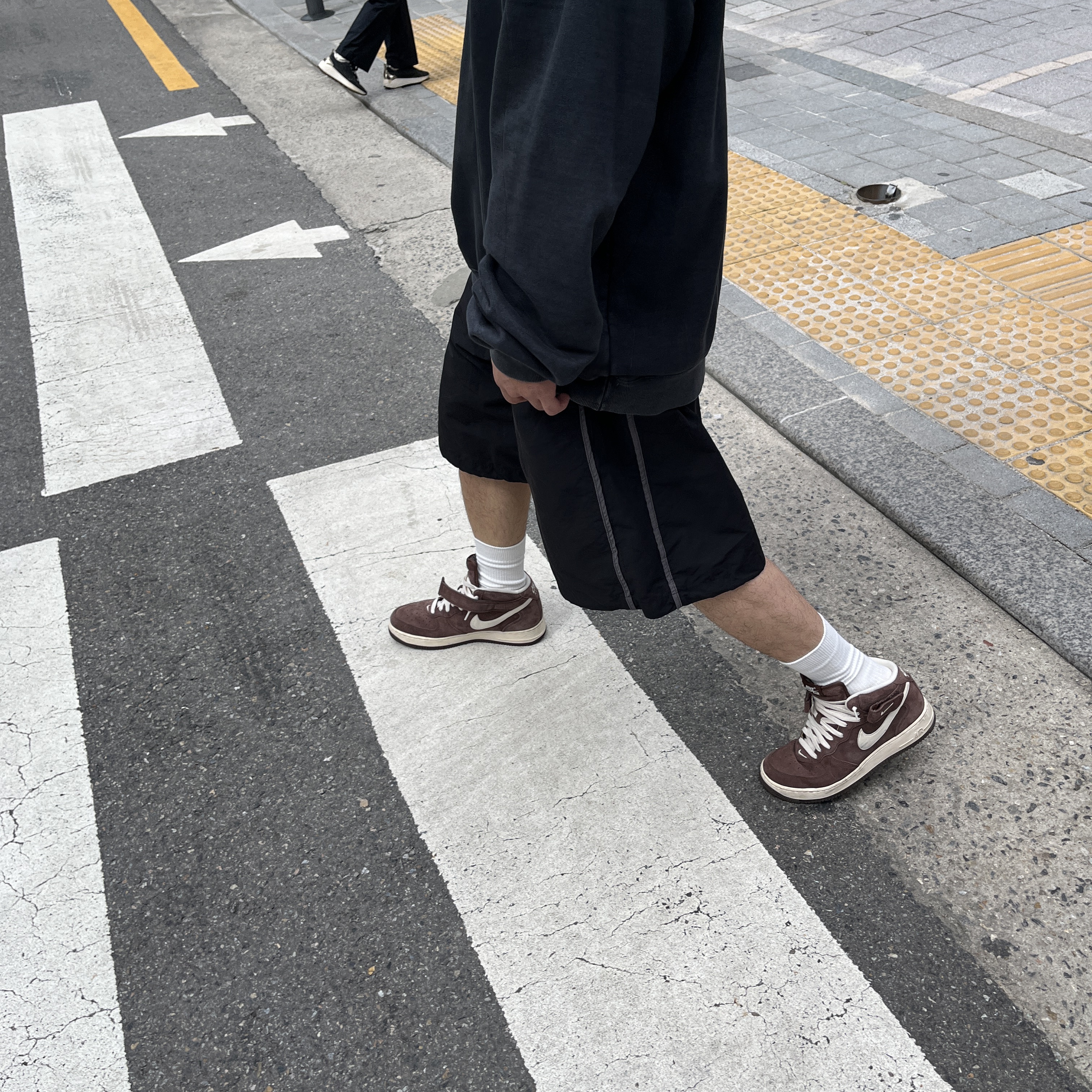 Nike Air Force 1 Mid '07 QS Chocolate 착용 스타일 - 4