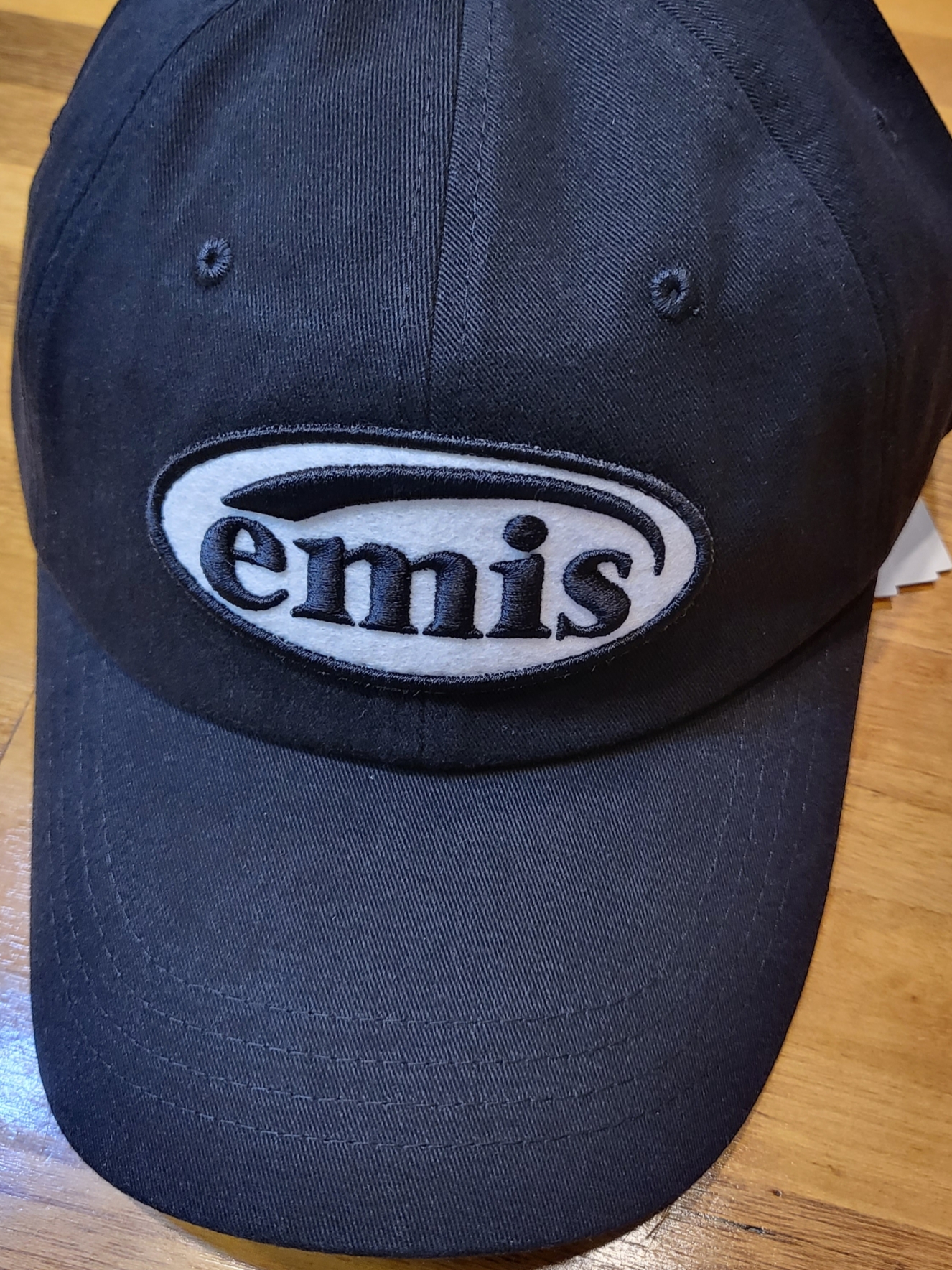 Emis Tone On Tone Wappen Ball Cap Black 착용 스타일