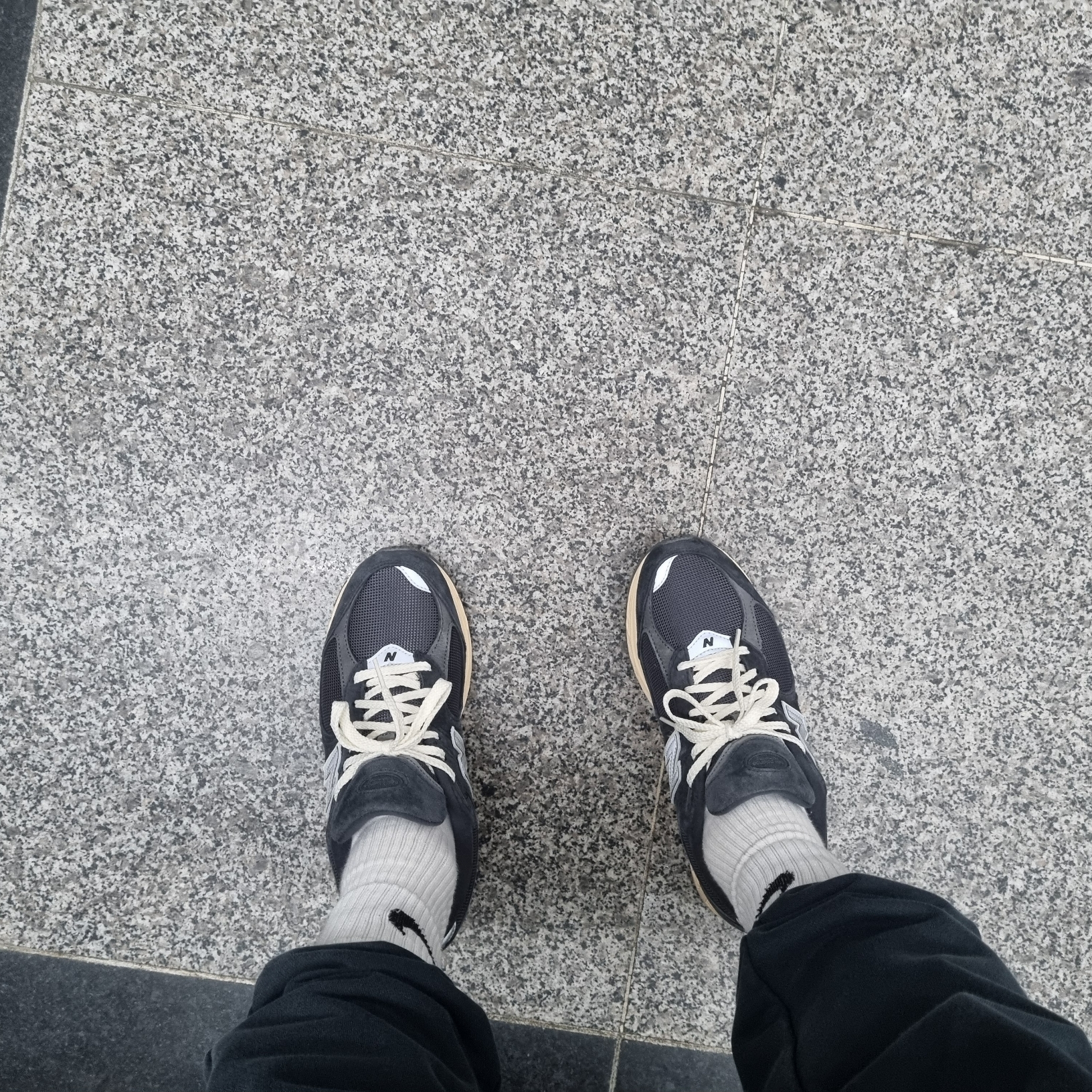 New Balance 2002R Special Vintage Black Grey 착용 스타일