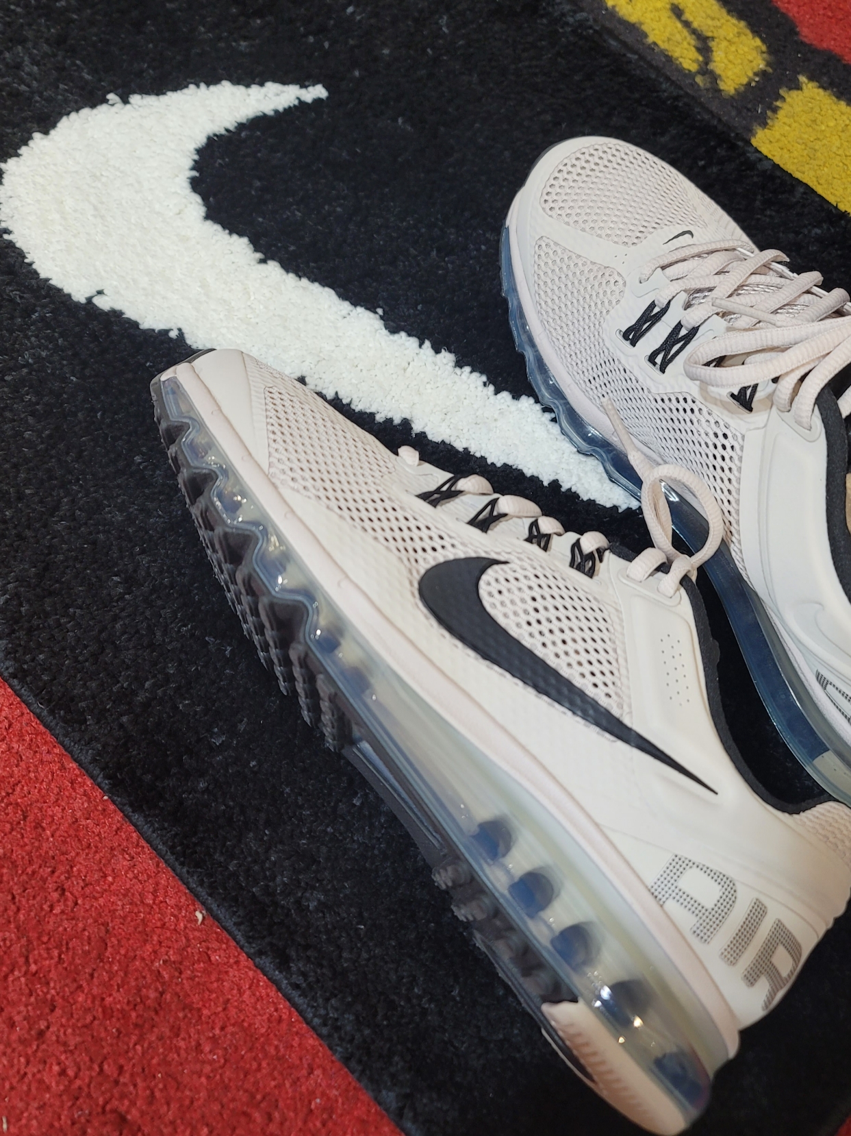 Nike Swoosh Rug Black White, Nike Air Max 2013 Desert Sand Black 착용 스타일