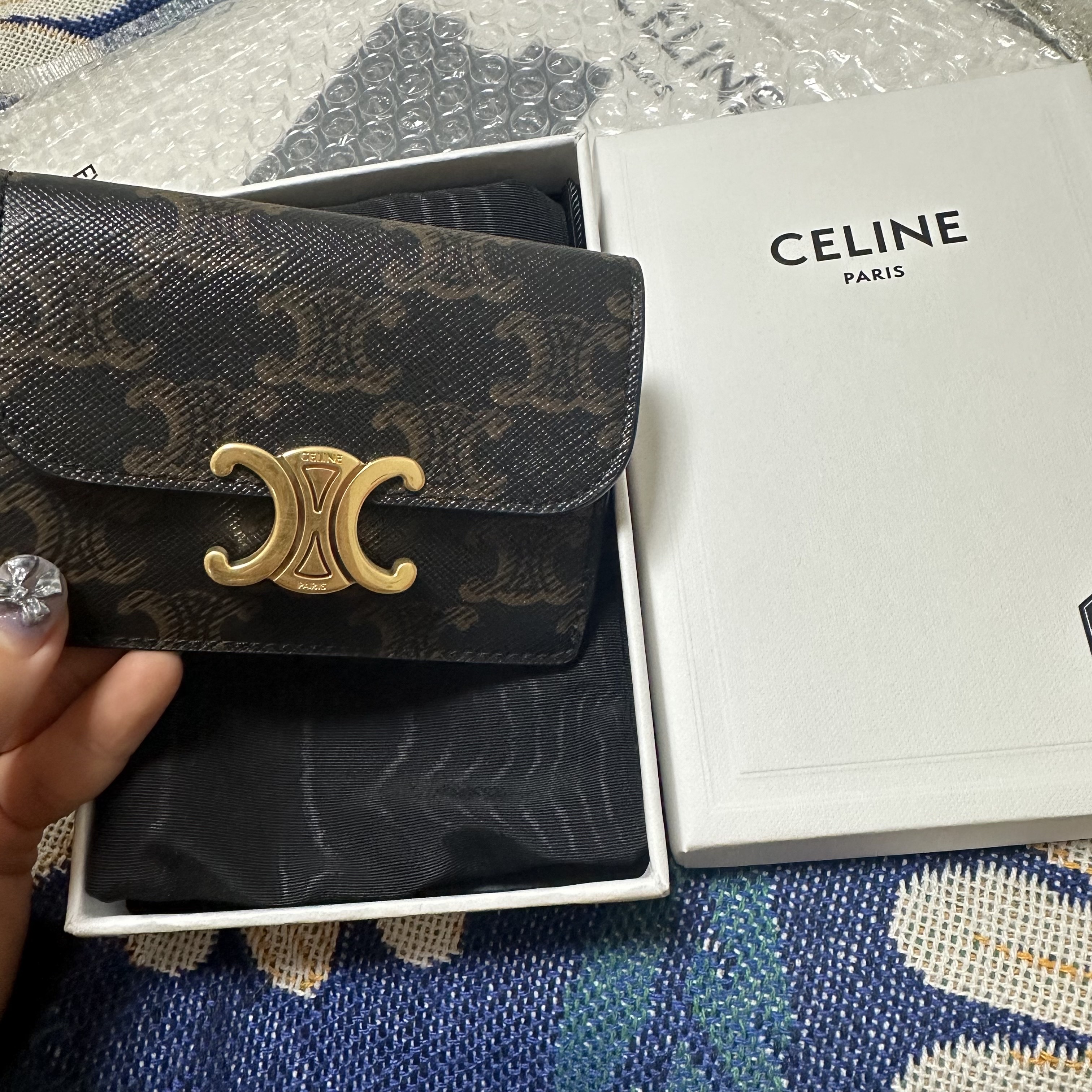 Celine Card Holder with Flap in Triomphe Canvas Tan 착용 스타일