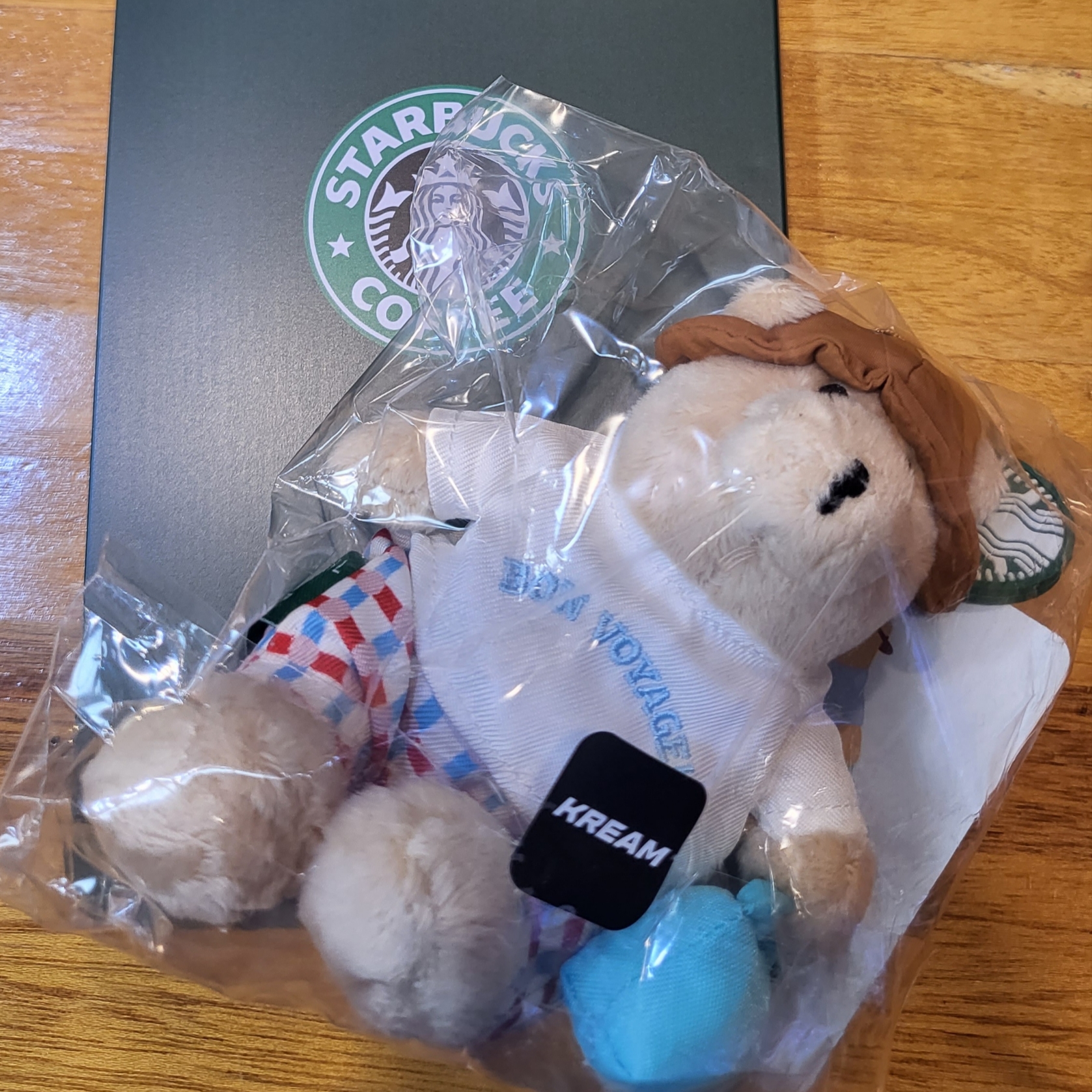 Starbucks x Warmgrey Tail 23 Summer Huggy Bear Keychain, Starbucks 21st Anniversary Keychain 착용 스타일