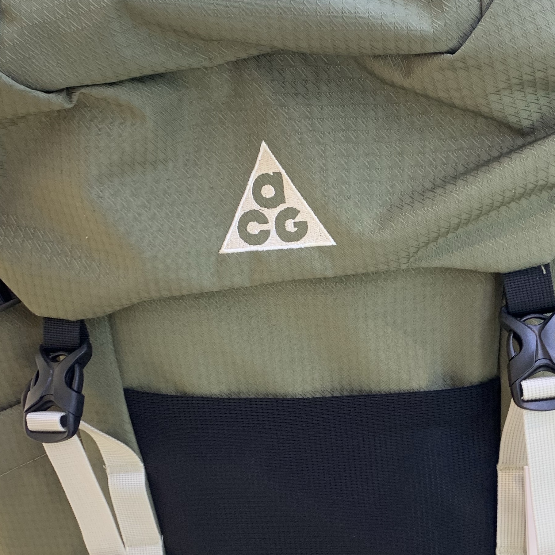 Nike ACG 36 Backpack Medium Olive 착용 스타일