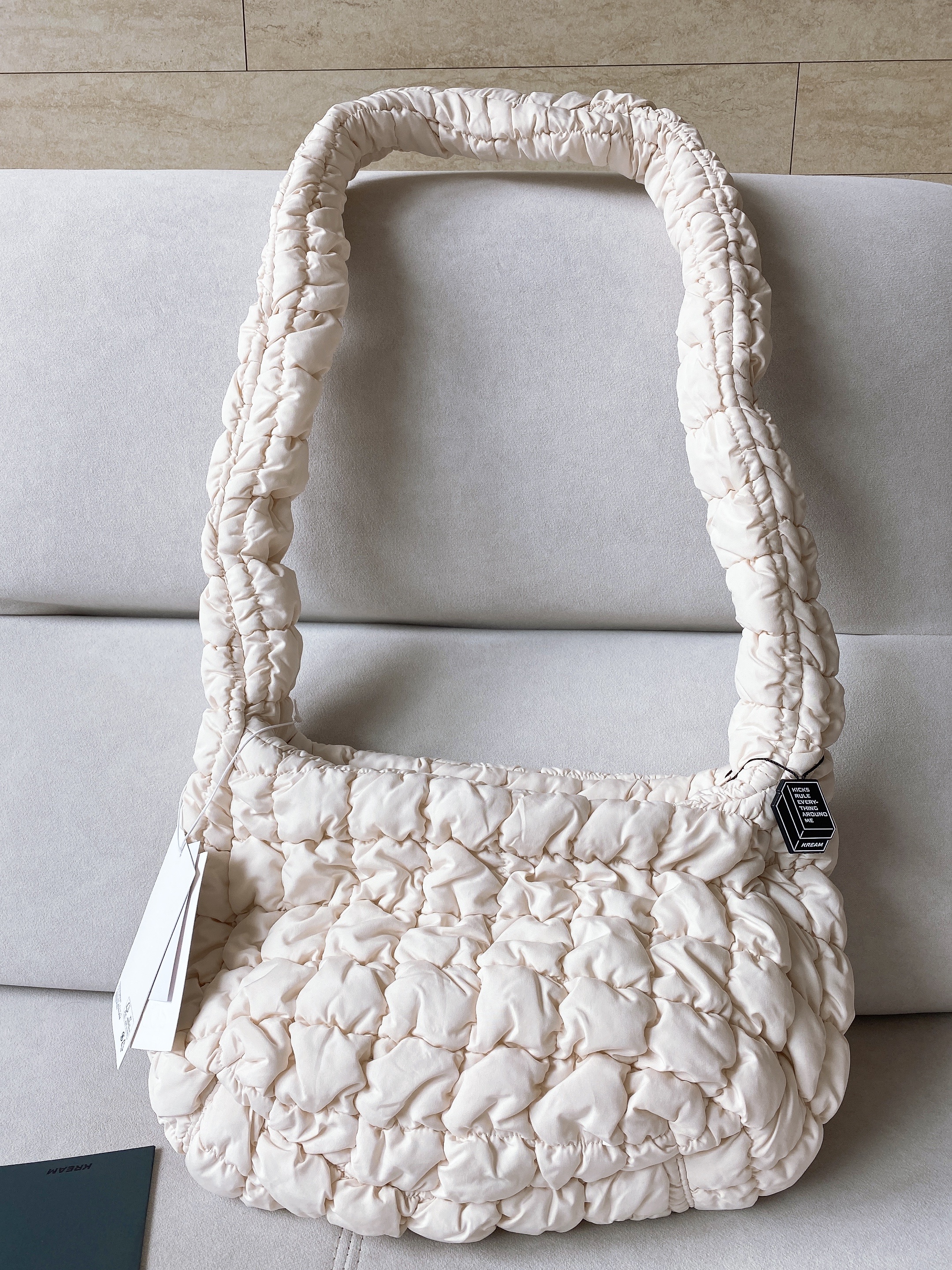 COS Quilted Messenger Bag Beige 착용 스타일