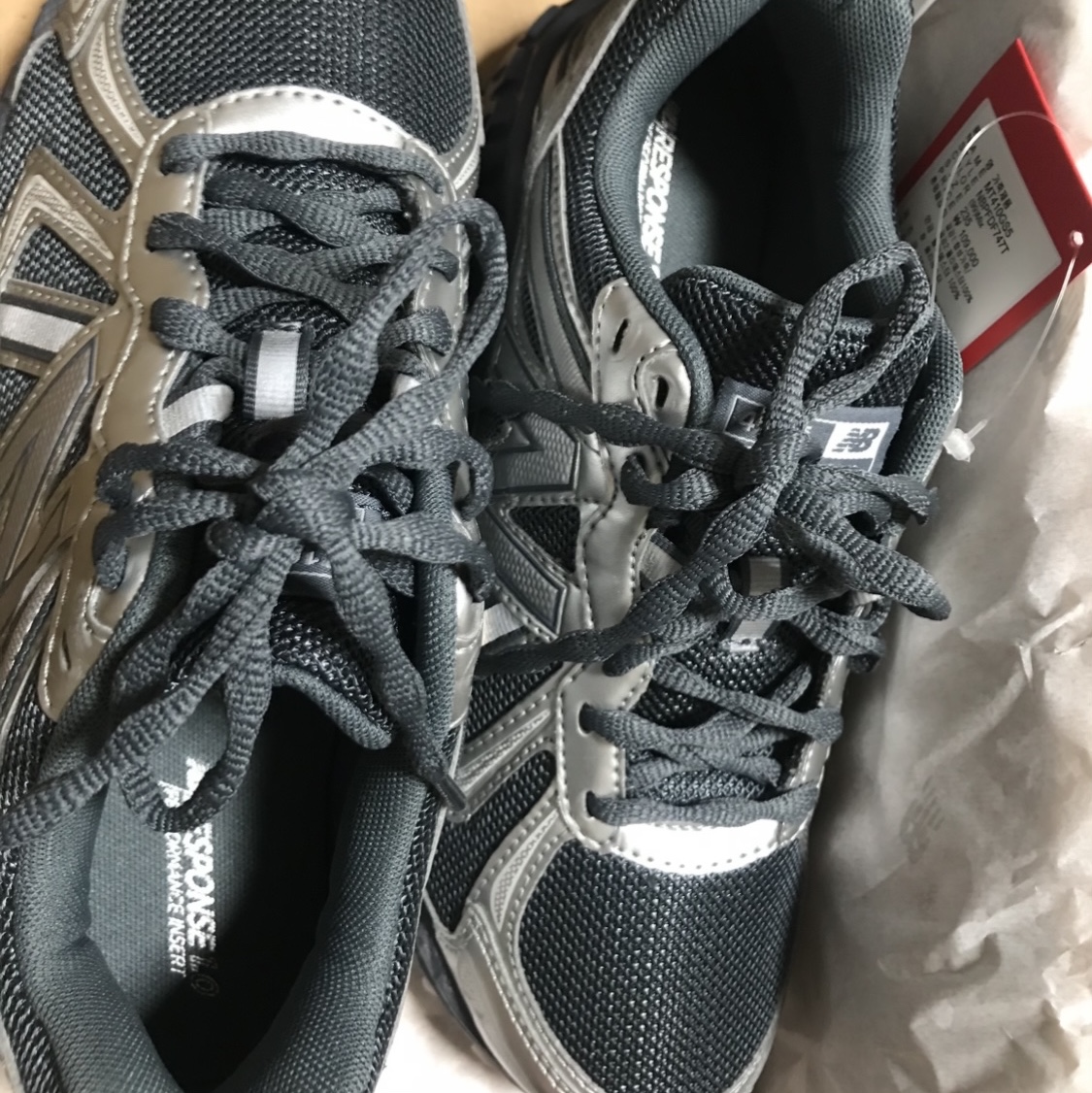 New Balance 410v5 Black Silver - 2E Wide 착용 스타일 - 2