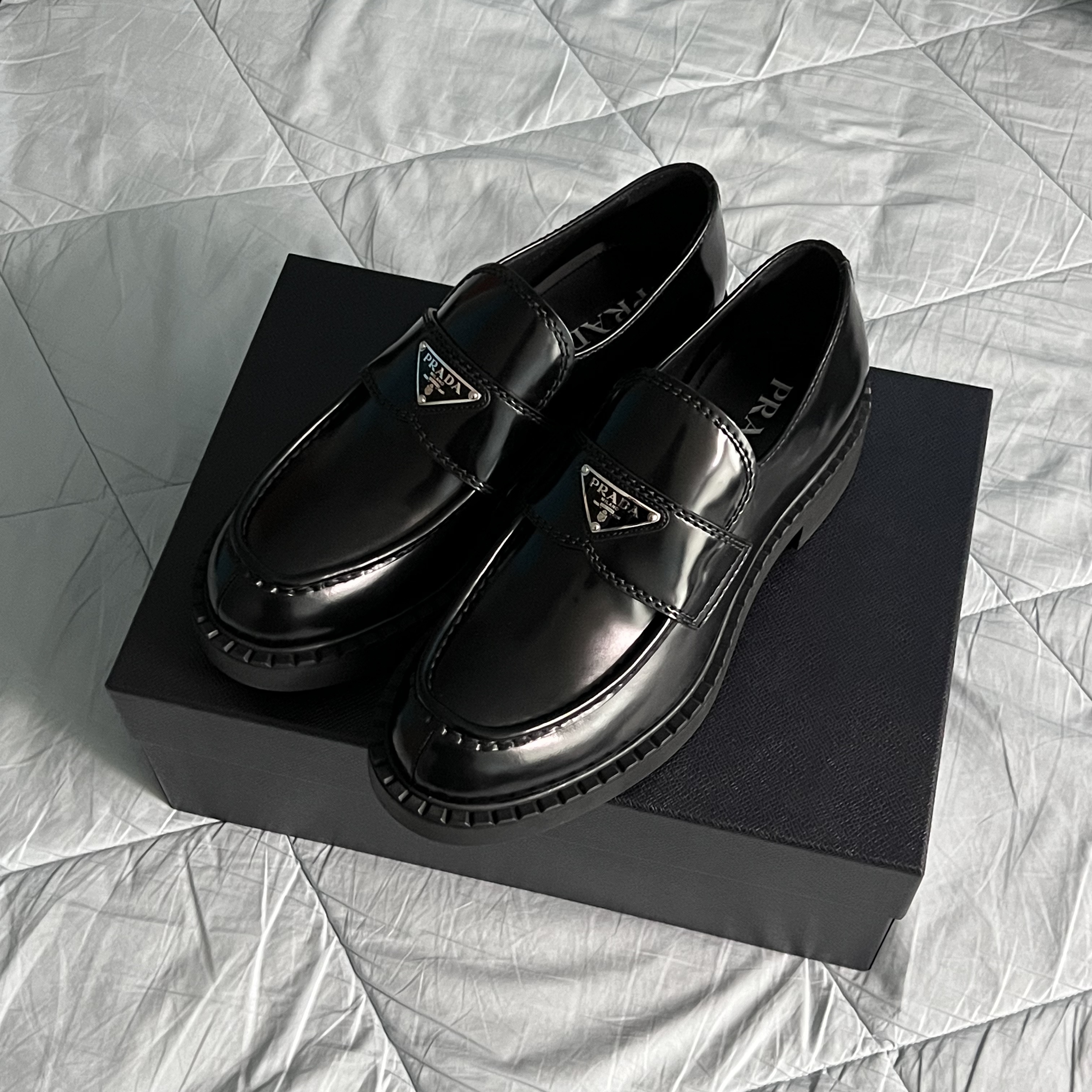 Prada Chocolate Brushed Leather Loafers Black 착용 스타일 - 1