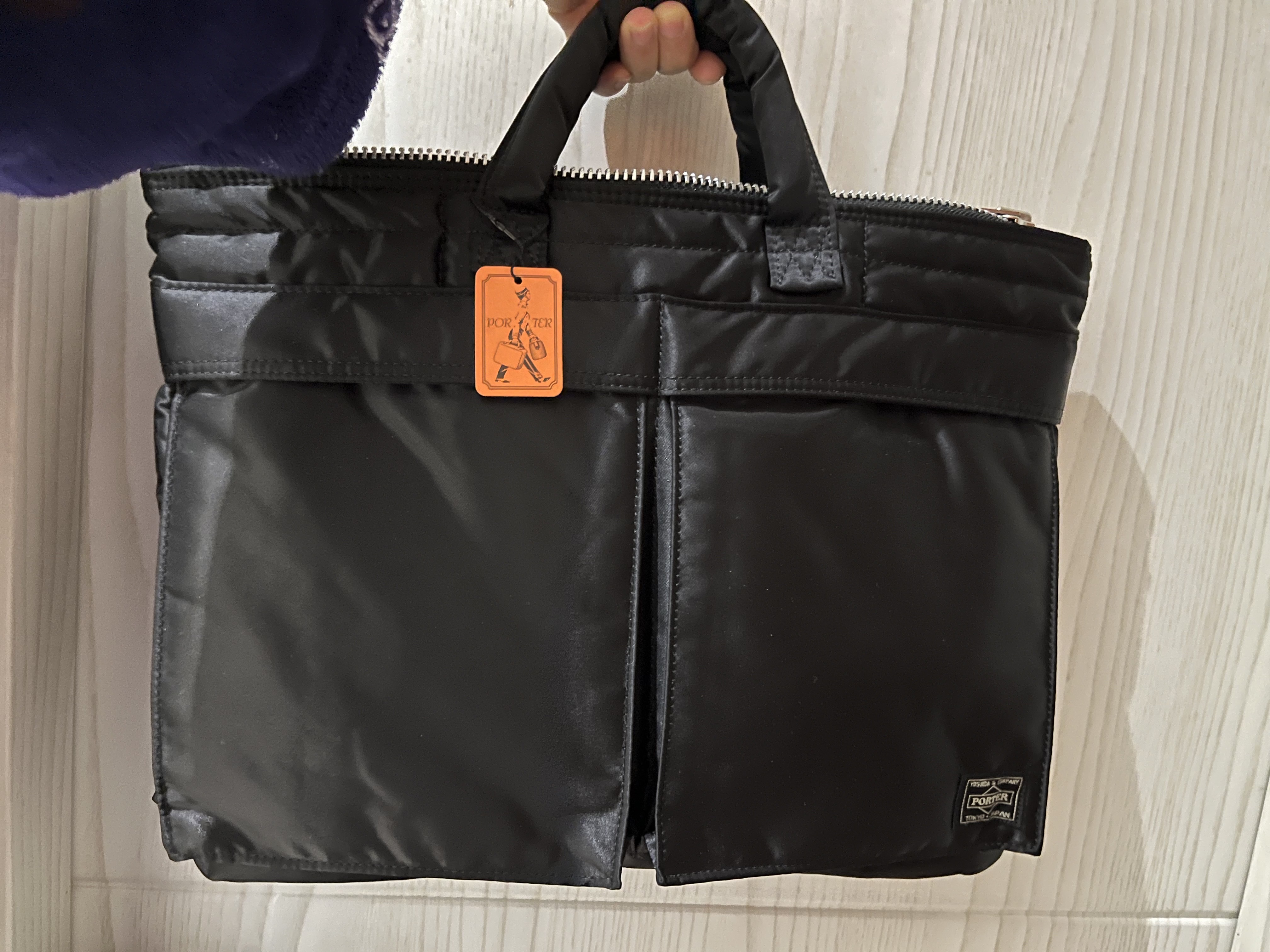 Porter Tanker Short Helmet Bag Black 착용 스타일