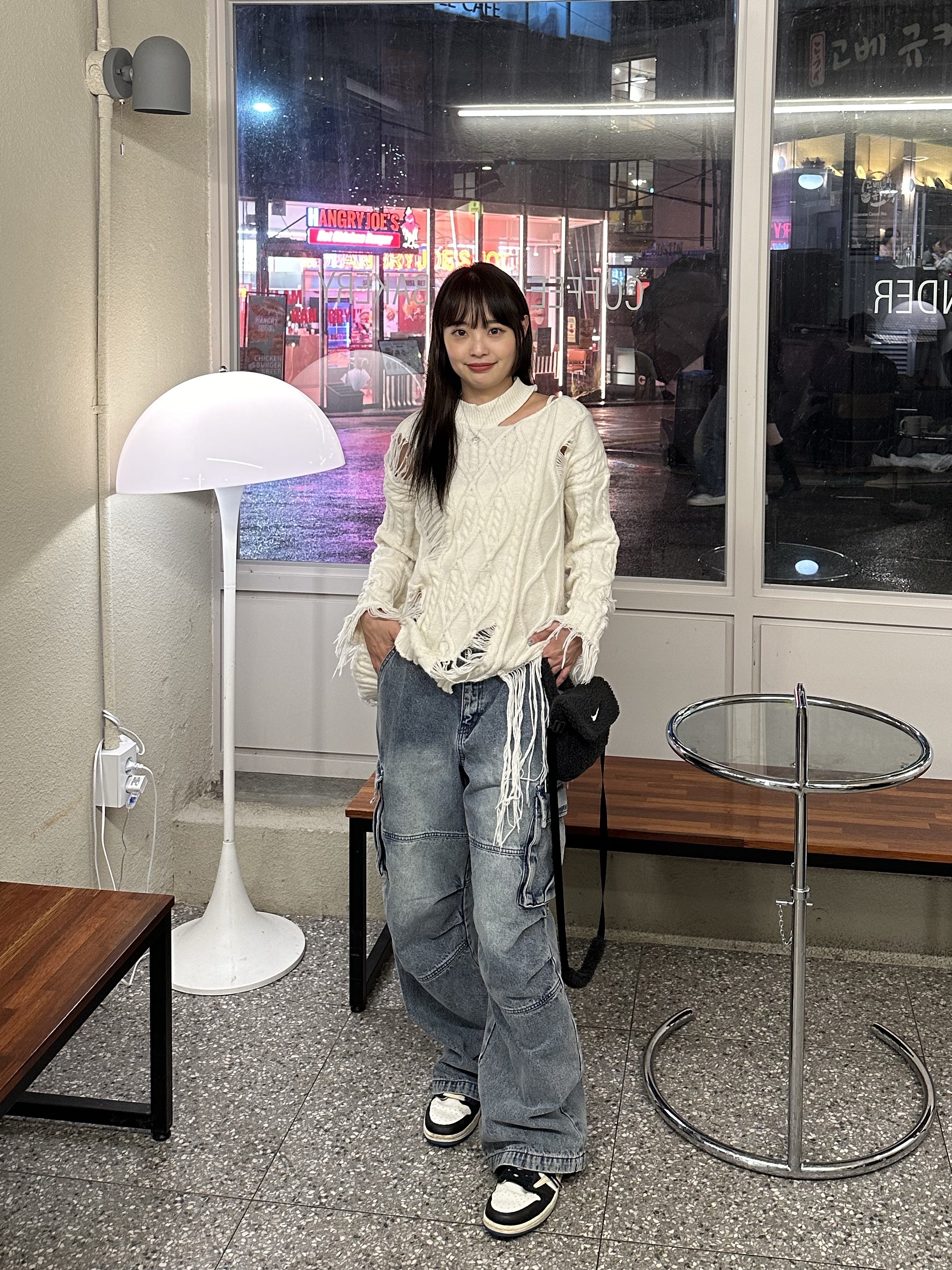 (Kids) Nike NSW Faux Fur Crossbody Bag Black, Jordan 1 x Travis Scott x Fragment Retro Low OG SP Military Blue 착용 스타일 - 4