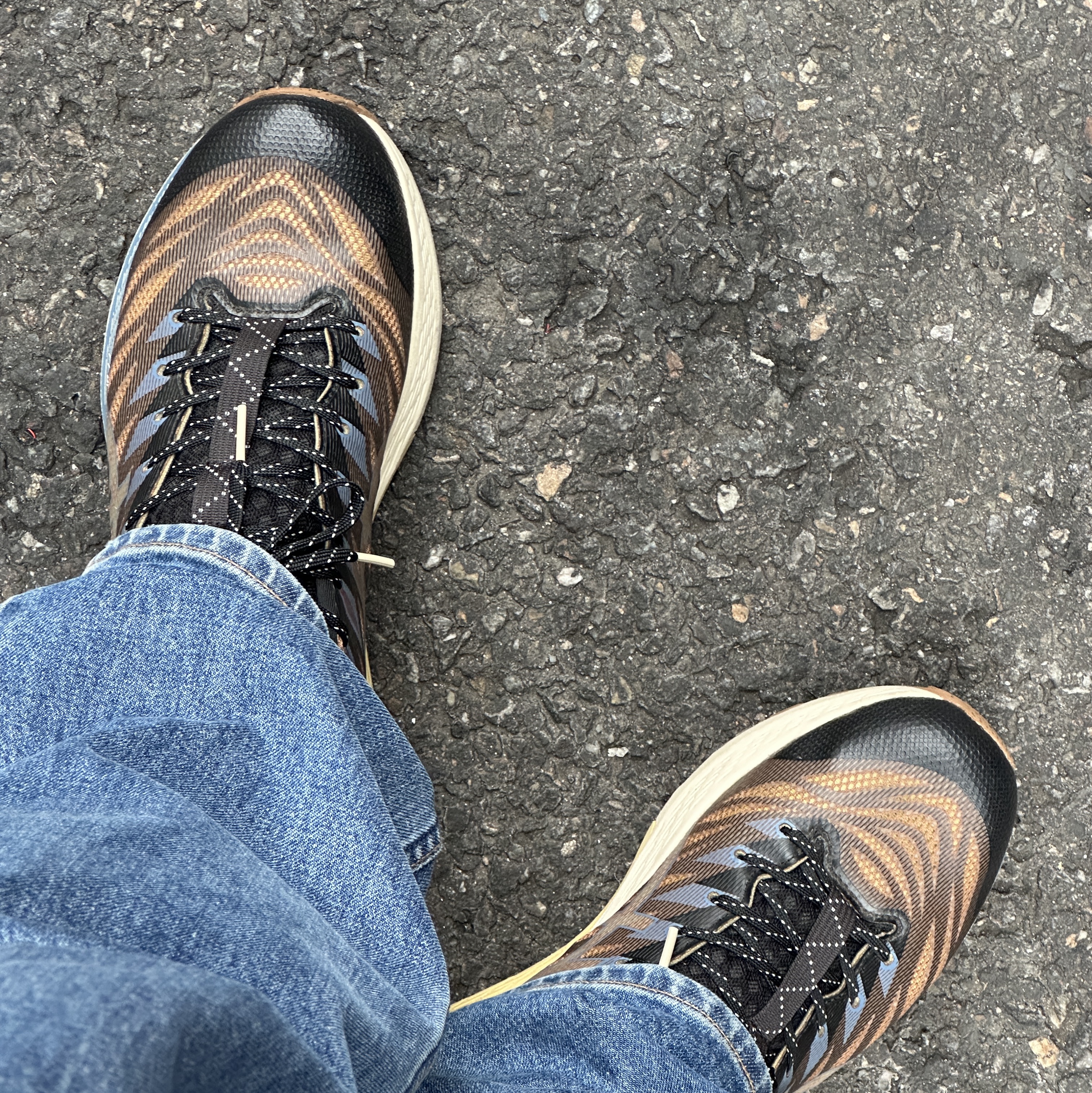 (W) Asics FN3-S Gel-Kayano 28 Anthracite Antique Gold 착용 스타일