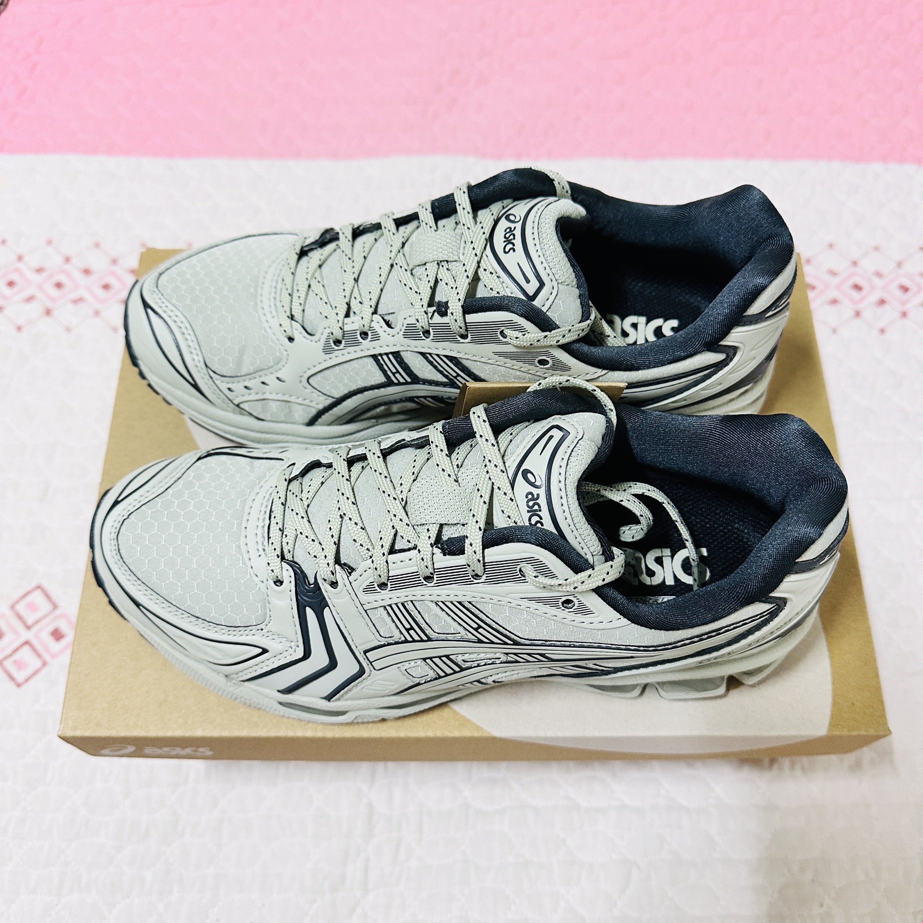 Asics Gel-Kayano 14 Earthenware Pack White Sage Graphite Grey 착용 스타일 - 2