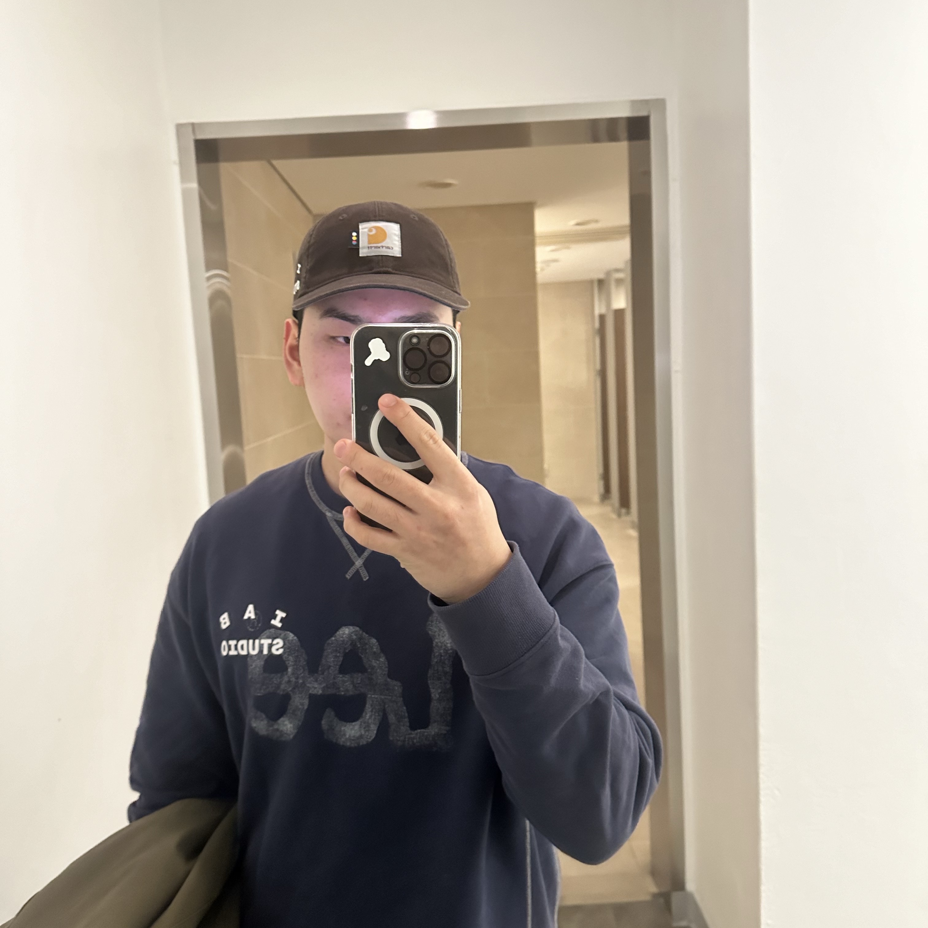 Carhartt WIP x IAB Studio Canvas 6-Panel Cap Tobacco, IAB Studio x Lee Pigment Sweatshirt Indigo Navy 착용 스타일 - 2