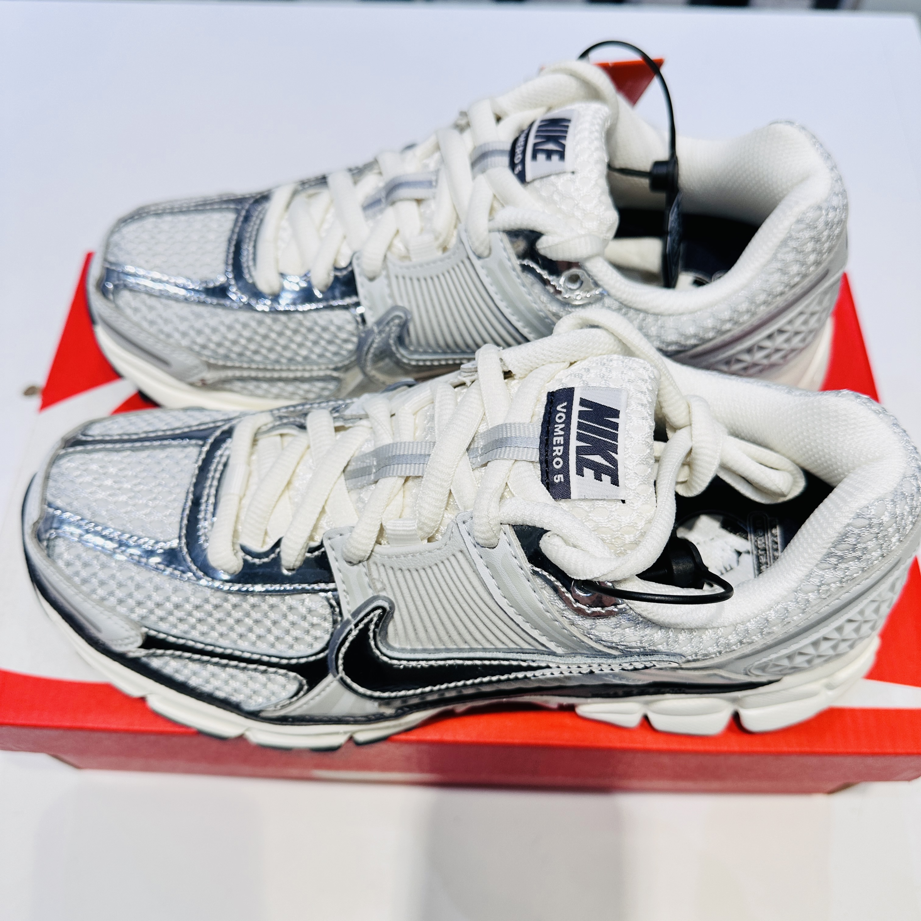 (W) Nike Zoom Vomero 5 Photon Dust and Metallic Silver 착용 스타일 - 2