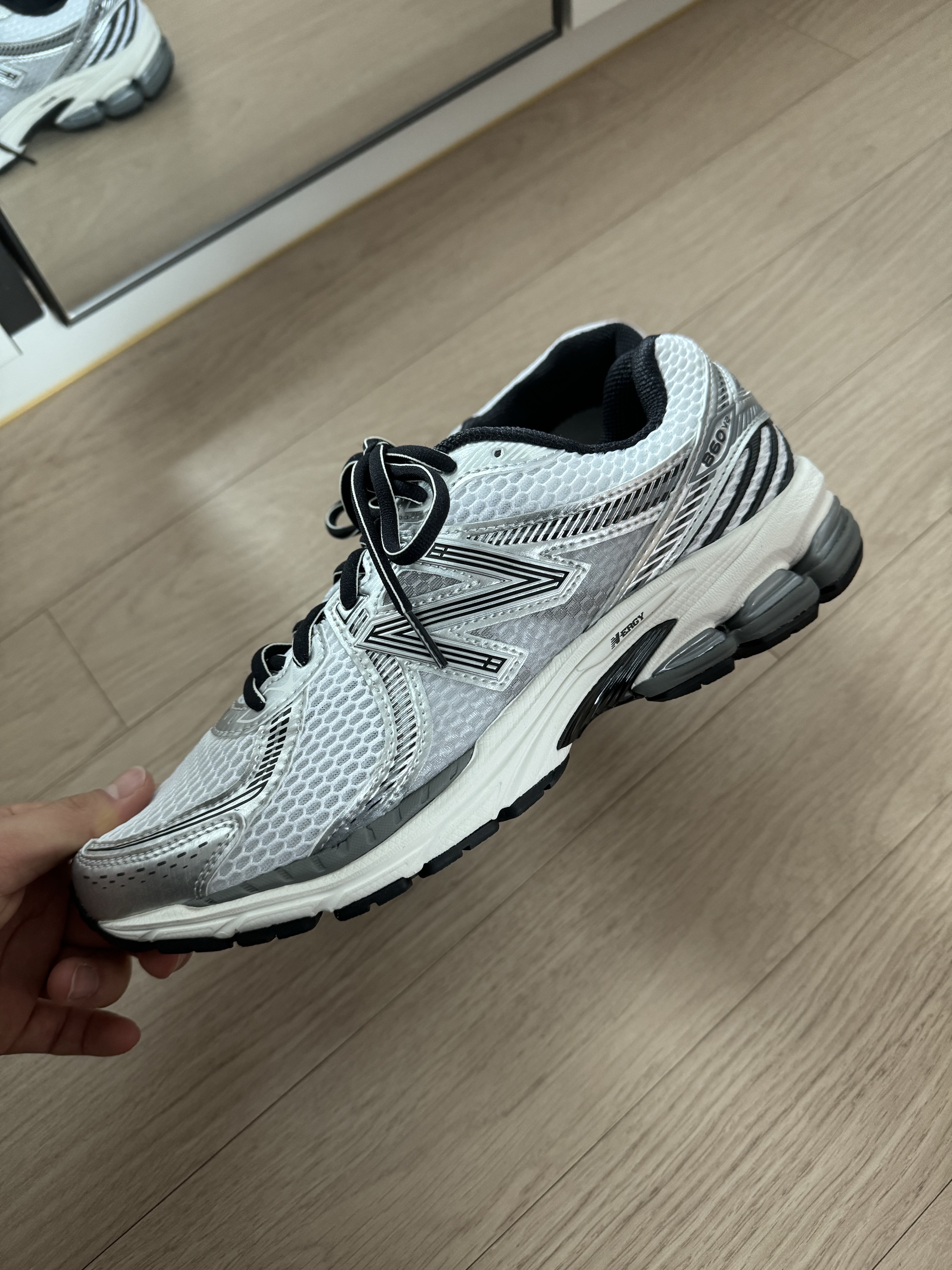 New Balance 860v2 Optic White 착용 스타일