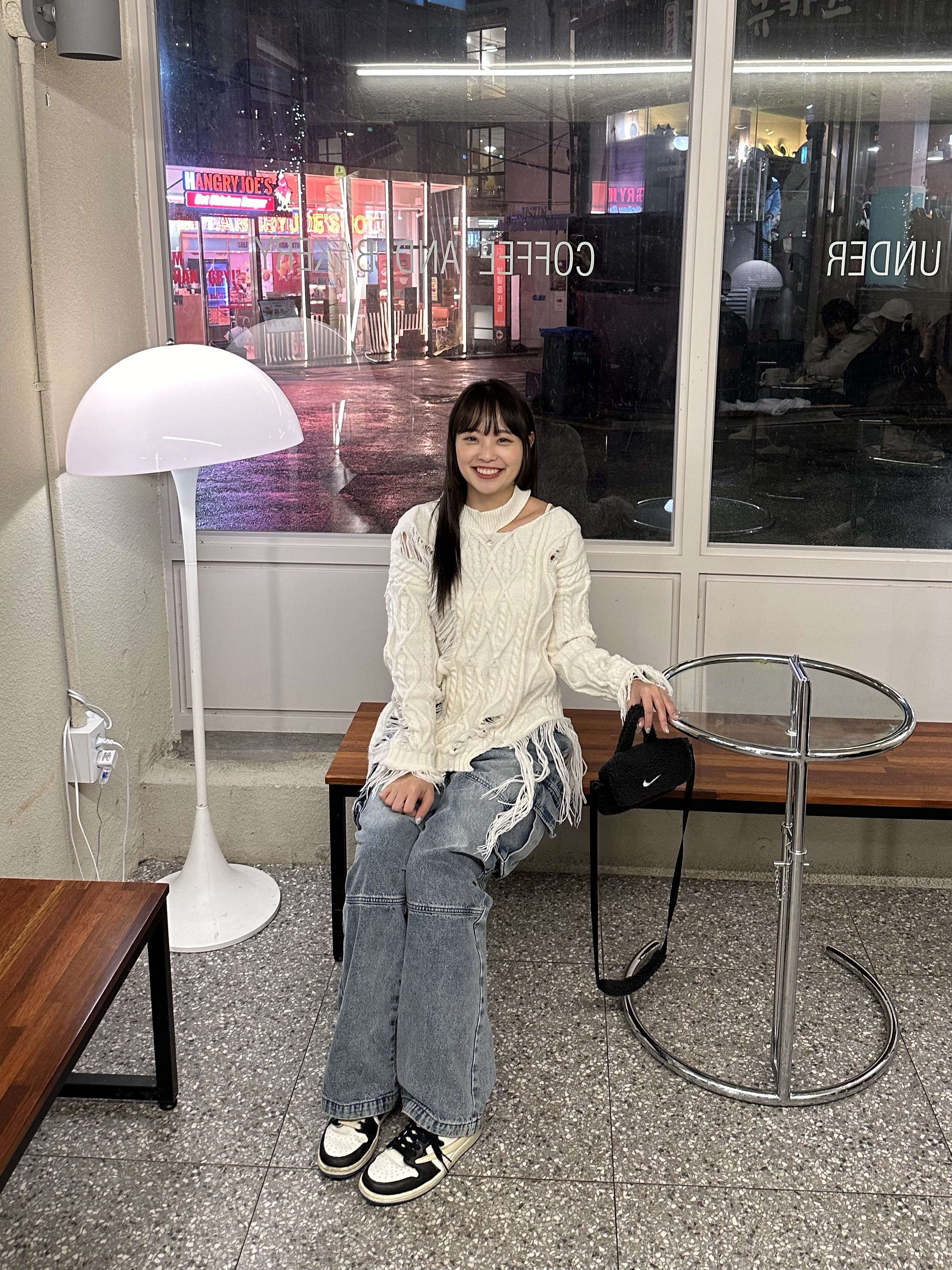 (Kids) Nike NSW Faux Fur Crossbody Bag Black, Jordan 1 x Travis Scott x Fragment Retro Low OG SP Military Blue 착용 스타일 - 1