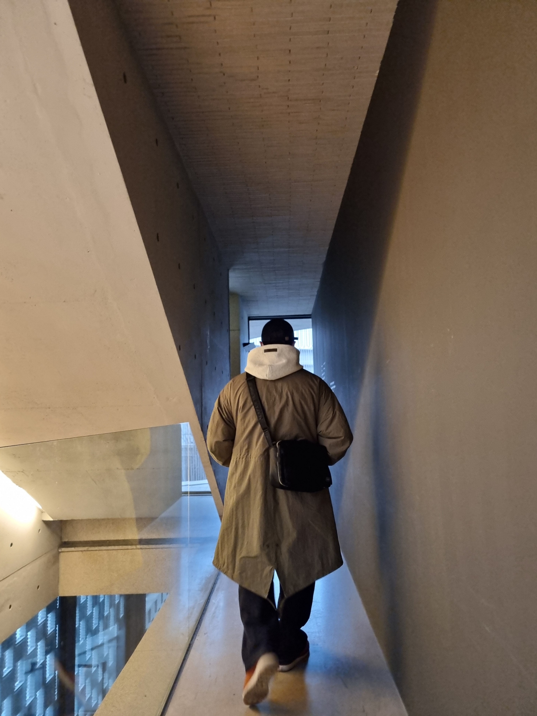 Essentials The Core Collection Hoodie Light Oatmeal, Porter Tanker Shoulder Bag L Black 착용 스타일 - 9