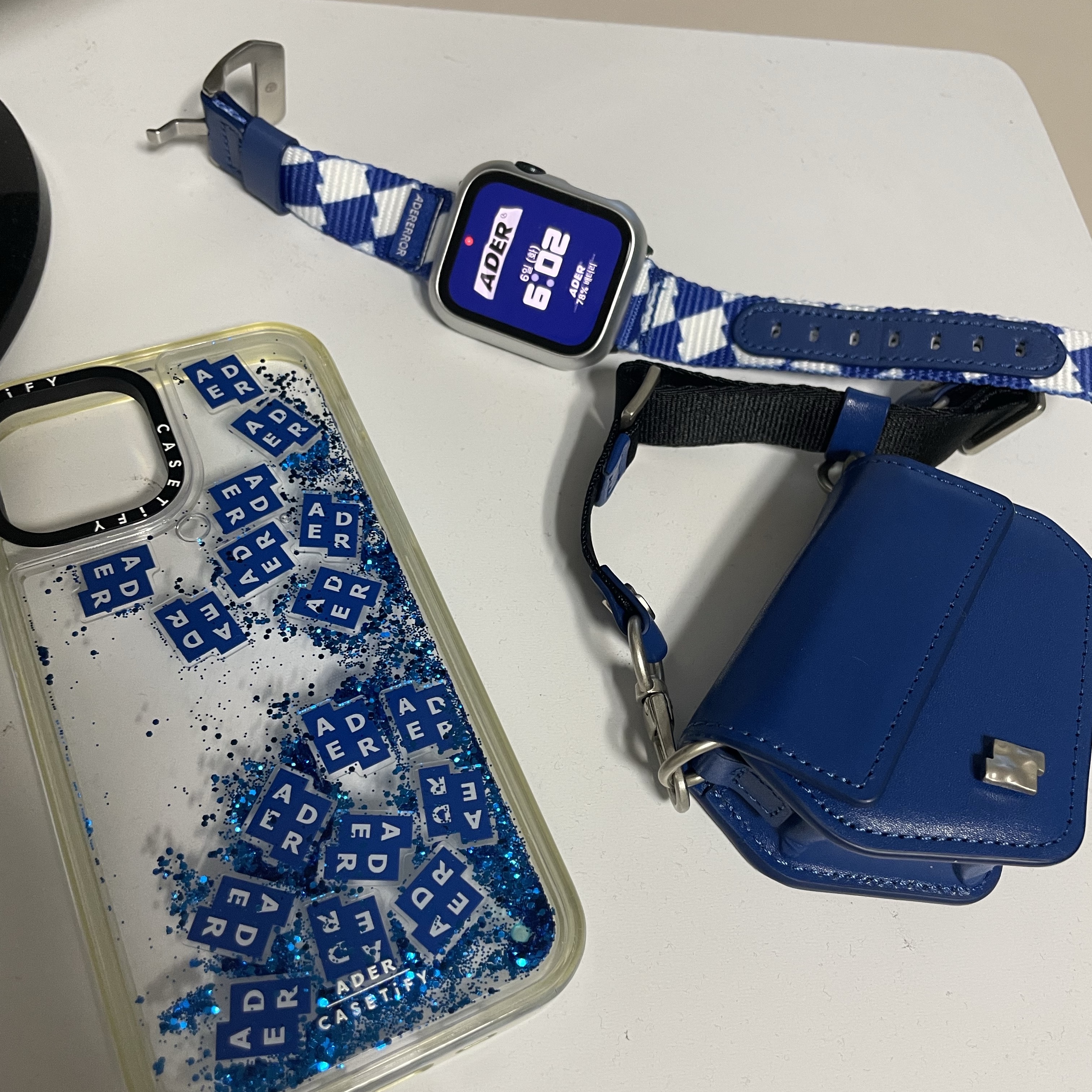 Ader Error Tenit Watch Strap Z-Blue, Ader Error Prato AirPods Pouch Z-Blue 착용 스타일