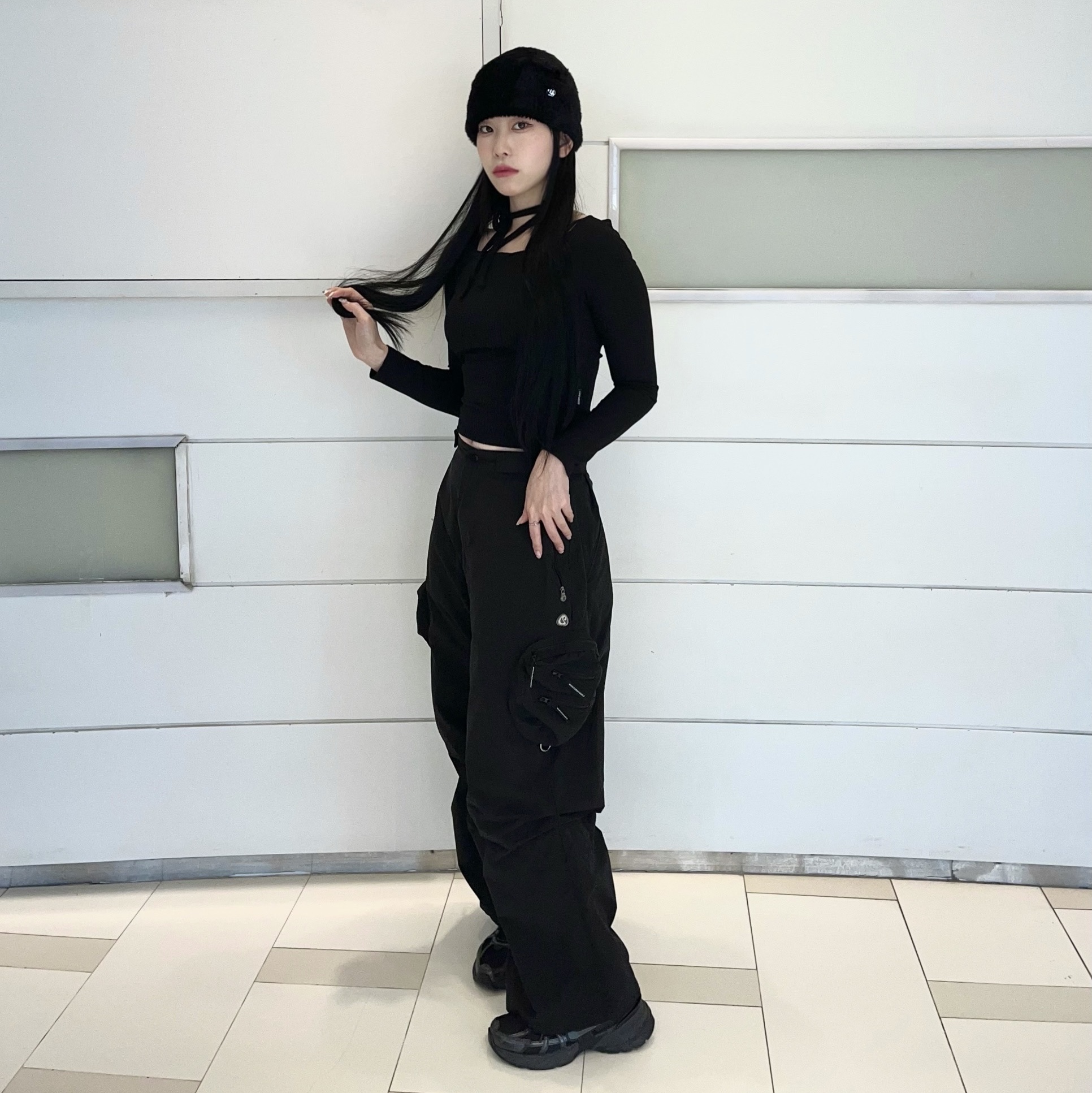 Nike V2K Run Black Anthracite 착용 스타일 - 1
