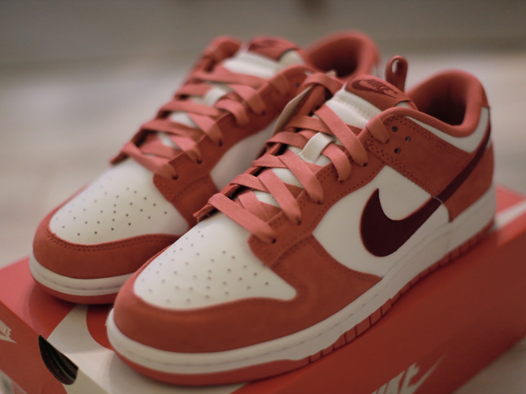 (W) Nike Dunk Low Valentine Day White Adobe 착용 스타일 - 2