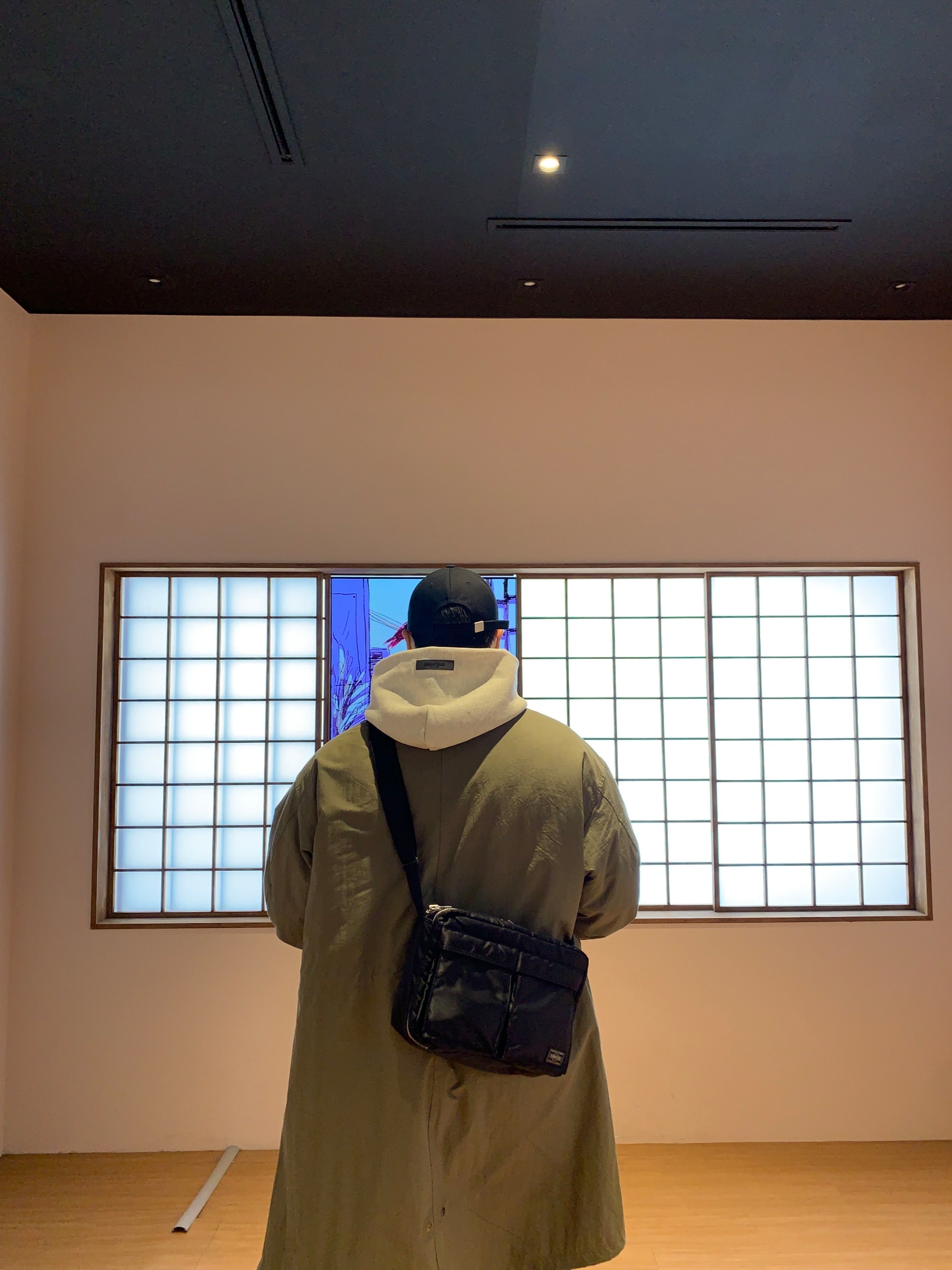 Essentials The Core Collection Hoodie Light Oatmeal, Porter Tanker Shoulder Bag L Black 착용 스타일 - 2