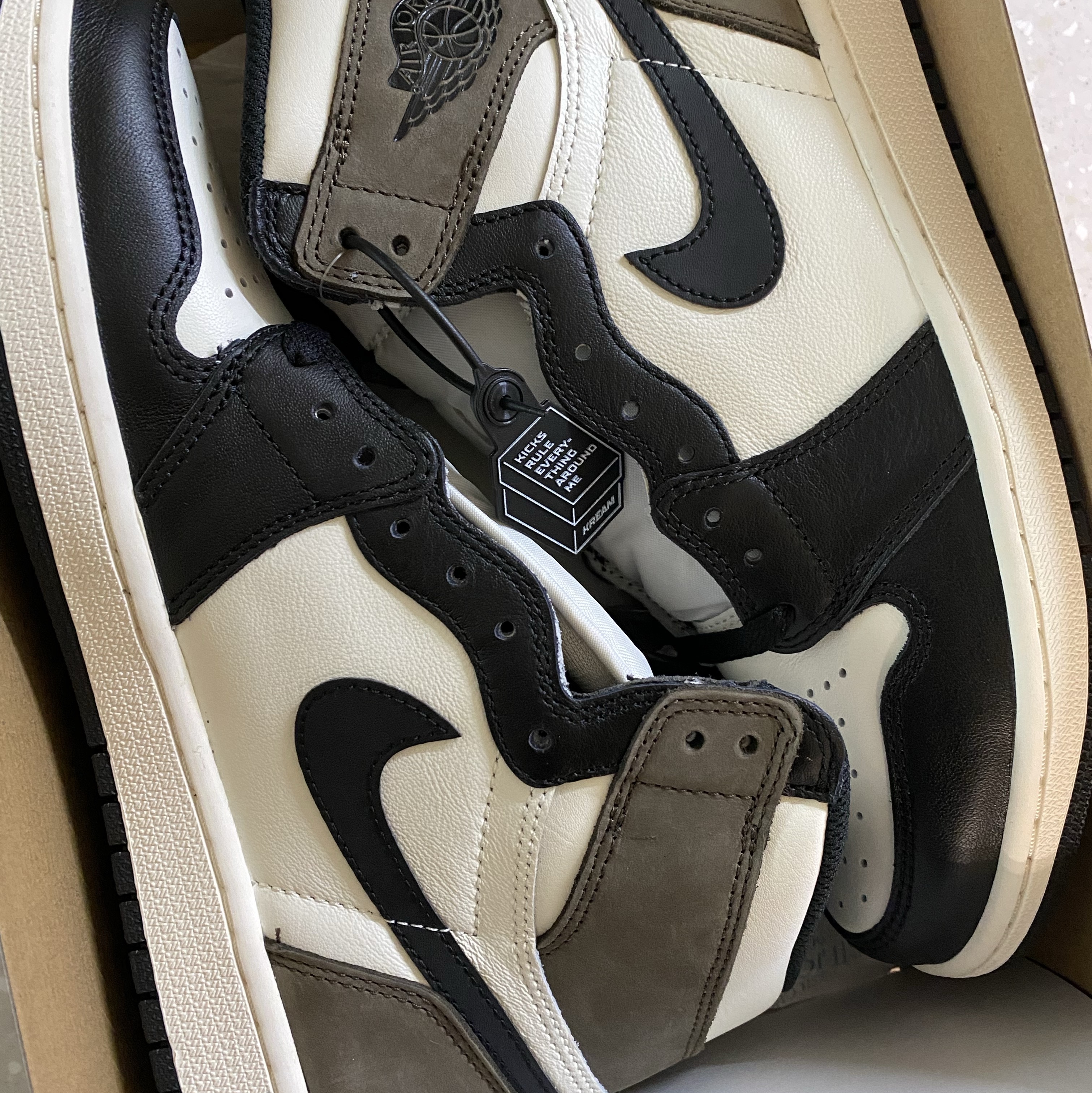 Jordan 1 Retro High OG Black Mocha 착용 스타일