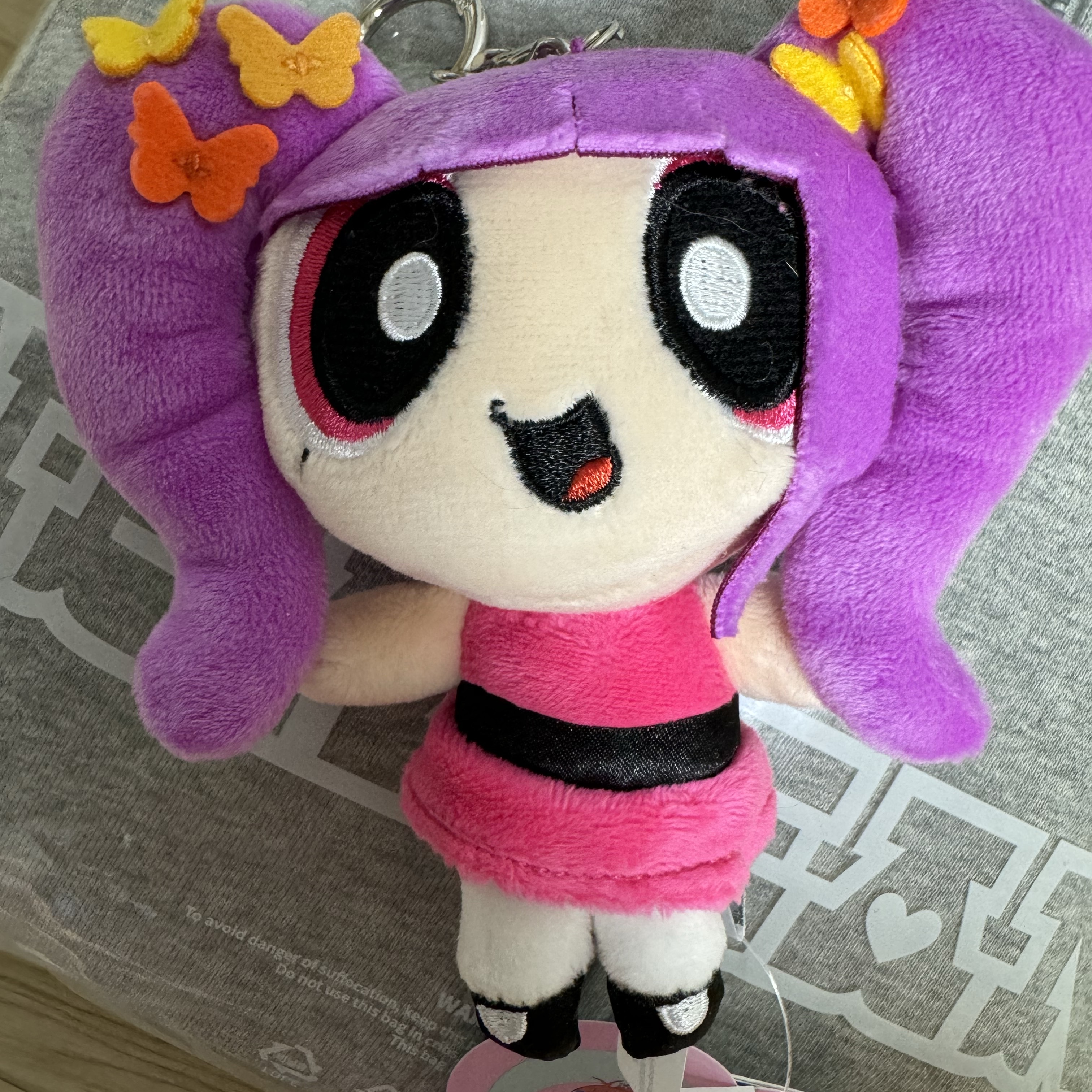 Newjeans x The Powerpuff Girls Full-Zip Hooded Sweatshirt Grey, Newjeans x The Powerpuff Girls Bag Charm Hanni 착용 스타일 - 2